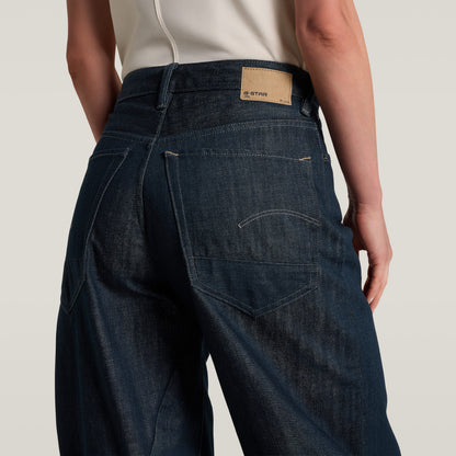 Mujer usando jeans Barrel 3D Loose con corte holgado y etiqueta G-STAR en la parte trasera.