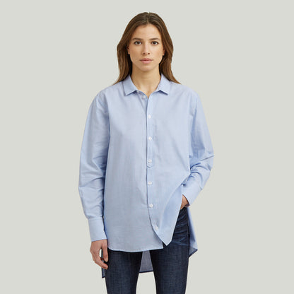 Relaxed Step Hem Shirt en rayas verticales con cuello mao y bajo escalonado, ideal para un estilo casual.