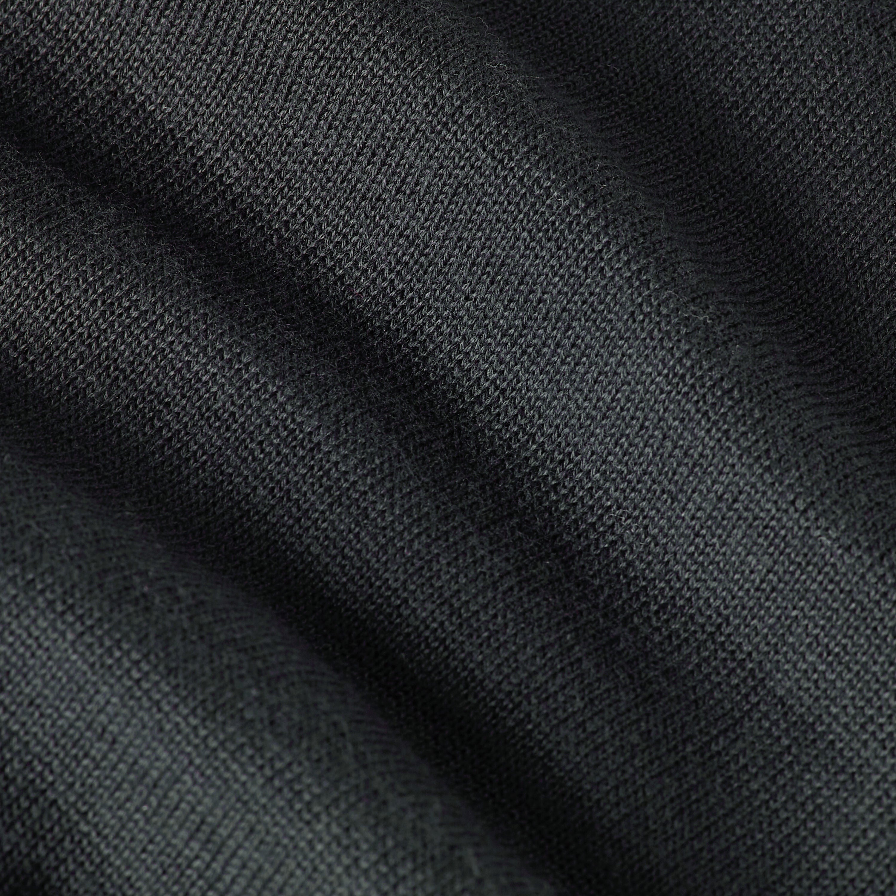 Jersey de punto de corte regular con cuello redondo y manga larga, en un estilo de jersey clásico.