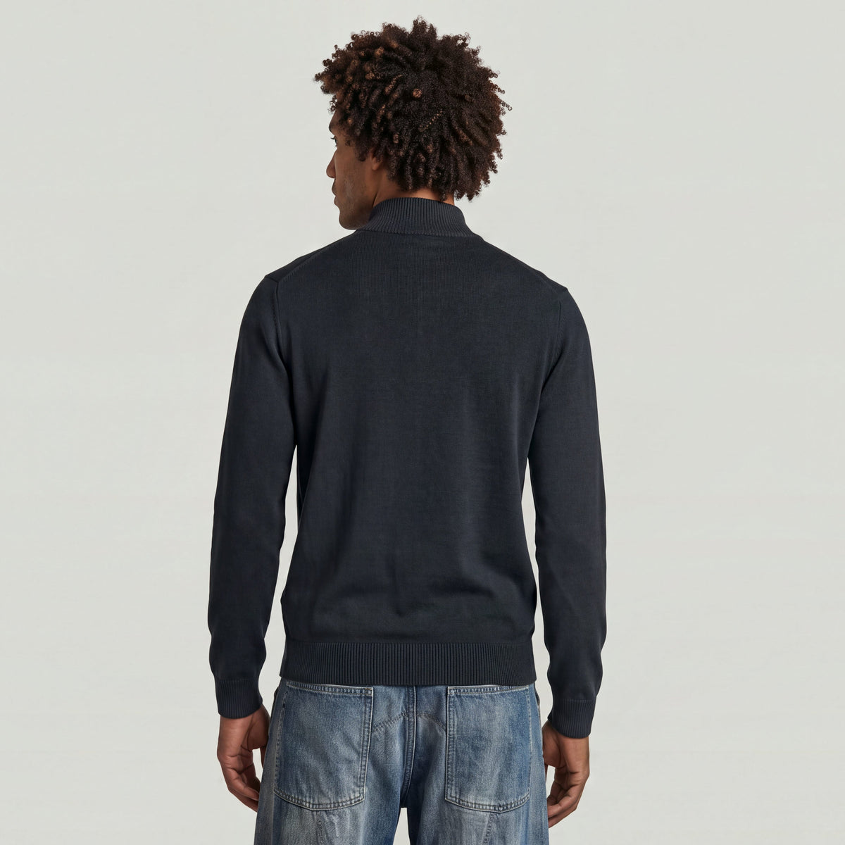 Vista posterior del suéter de punto half zip knit sweater con cuello alzado y detalles en canalé.