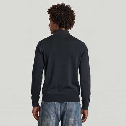 Vista posterior del suéter de punto half zip knit sweater con cuello alzado y detalles en canalé.