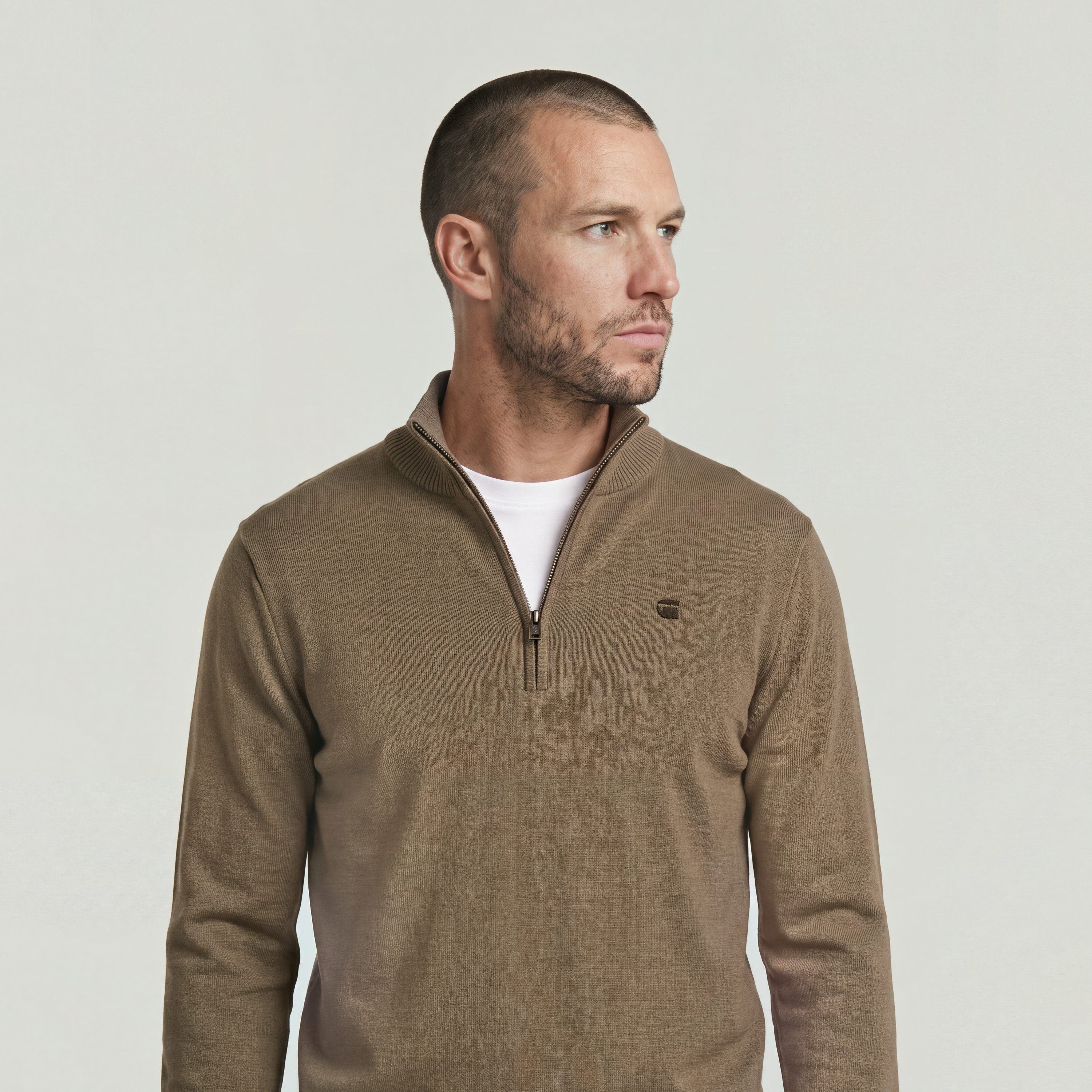 Elegante suéter de punto half zip knit sweater con cuello alzado, cierre de media cremallera, y diseño moderno.