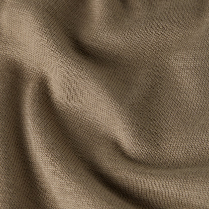 El suéter de punto Core Refined Half Zip tiene cuello alzado con cierre de media cremallera, con un diseño versátil y moderno.