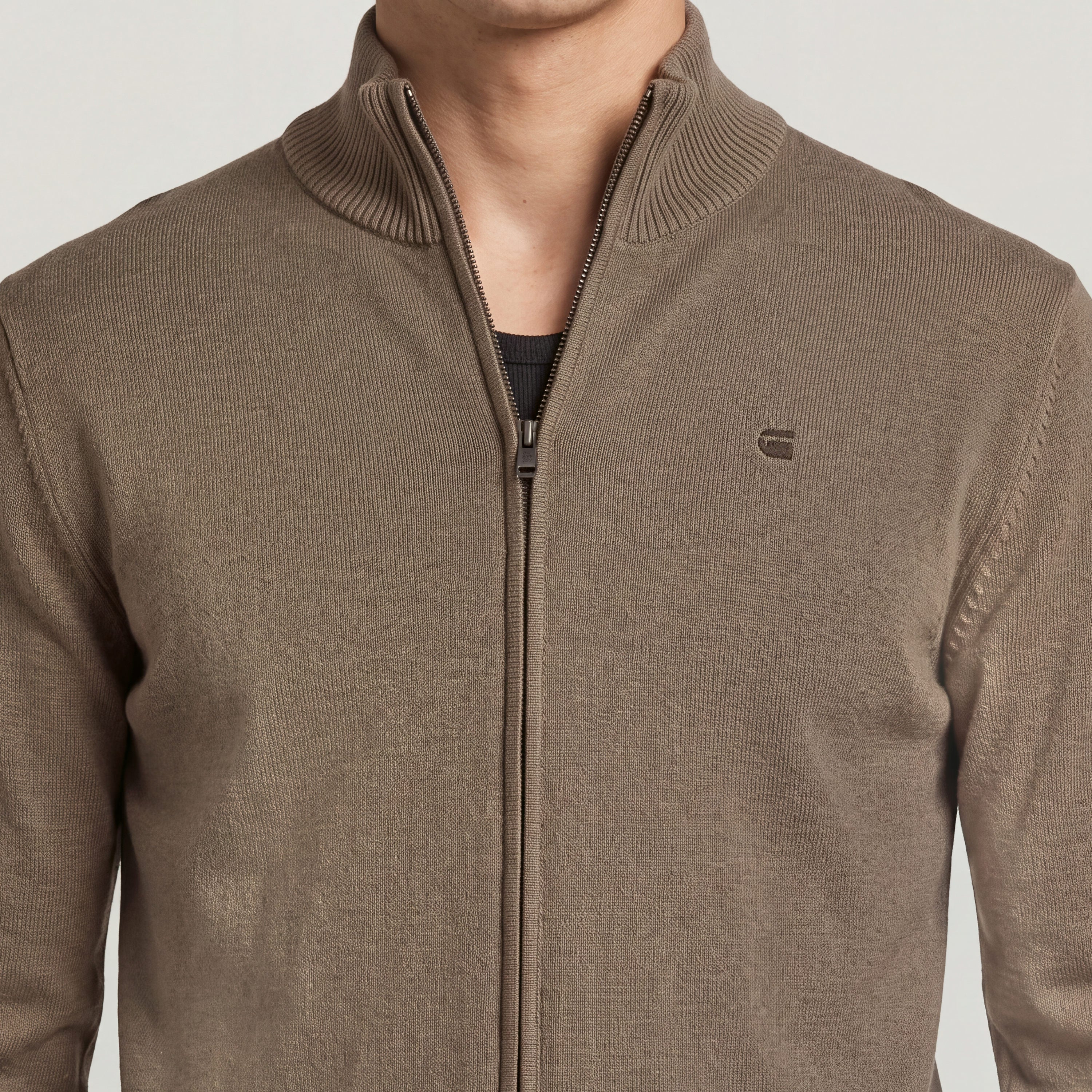Core Refined Full Zip Knit con cuello alzado y cierre de cremallera completa, color marrón.