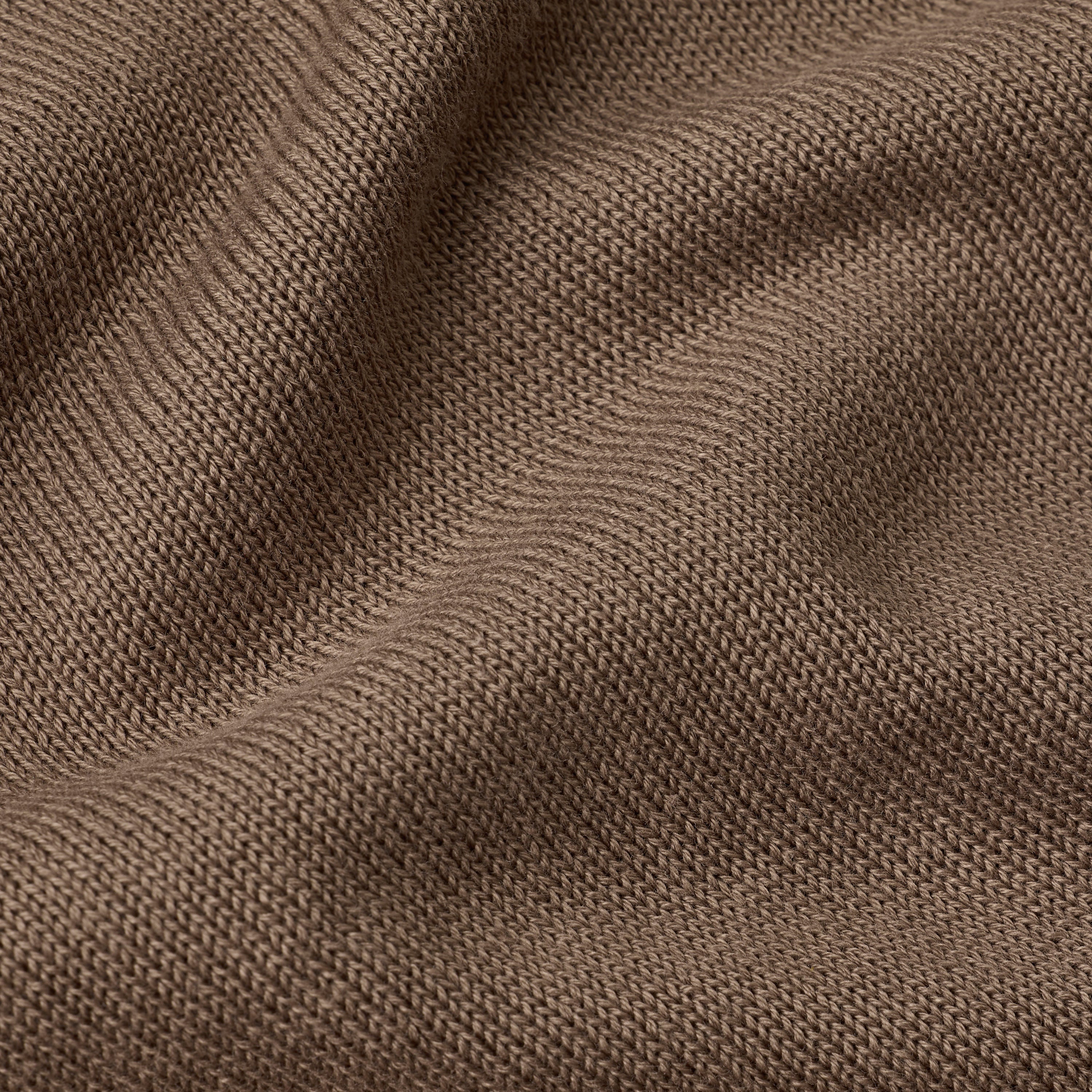 El Core Refined Full Zip tiene corte regular, cierre de cremallera completa y cuello alzado. Confeccionado en una mezcla duradera y suave.