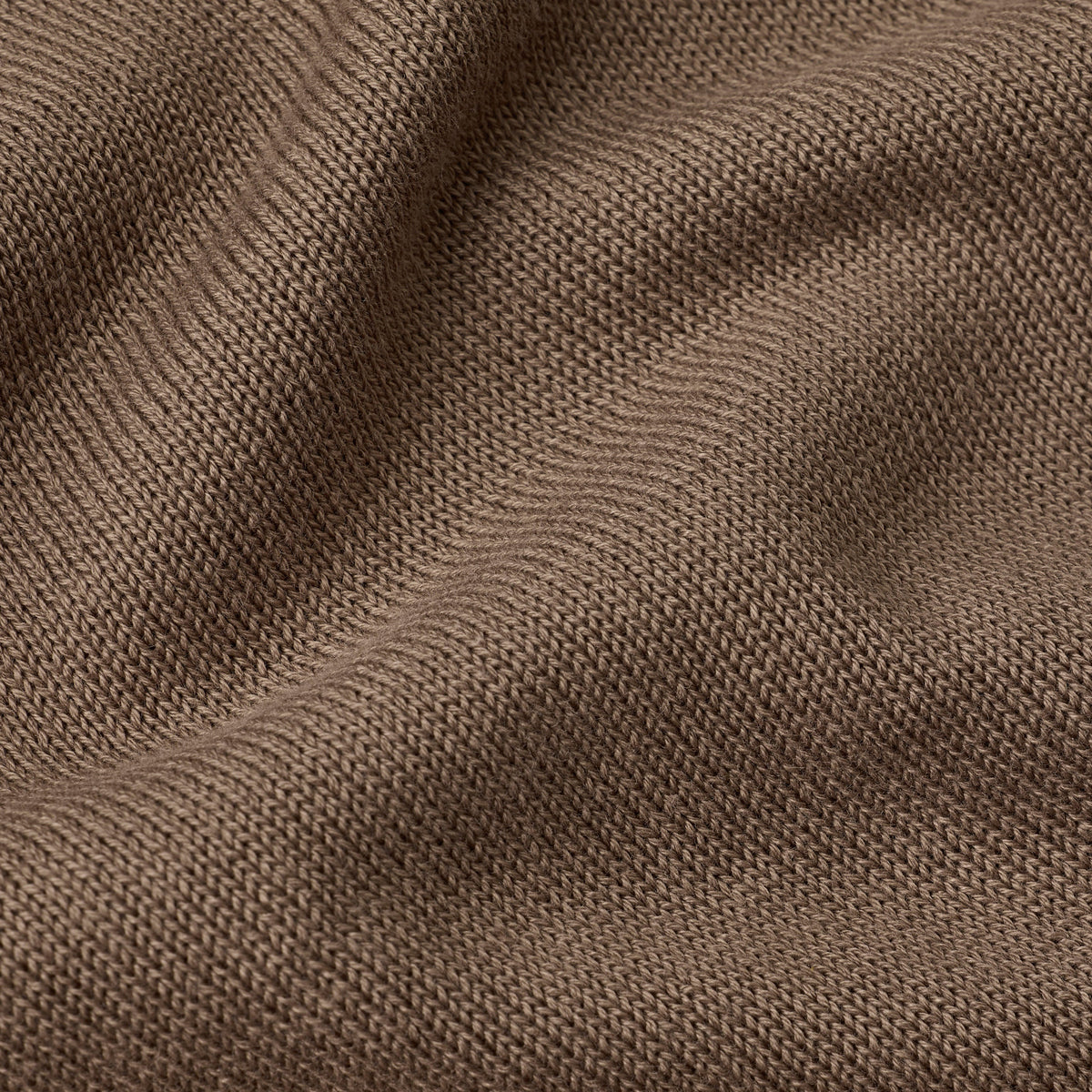 El Core Refined Full Zip tiene corte regular, cierre de cremallera completa y cuello alzado. Confeccionado en una mezcla duradera y suave.