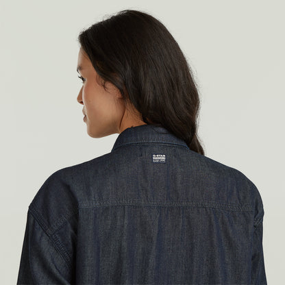 Mujer usando una camisa ligera Tucked-In Relaxed con diseño clásico y cómodo, vista desde atrás.