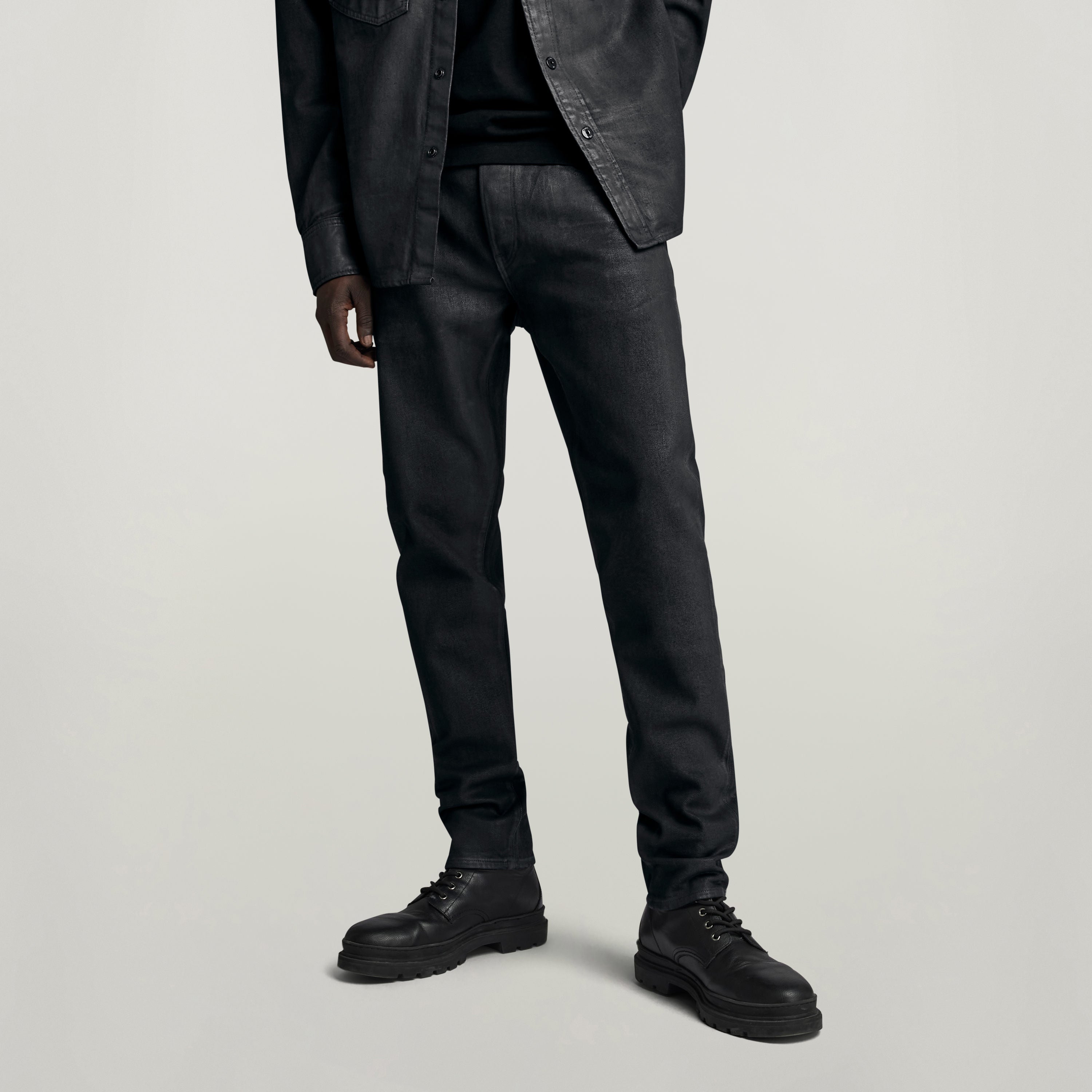 G-Star 3301 slim jeans worn by a model, featuring a slim fit and stylish black design.