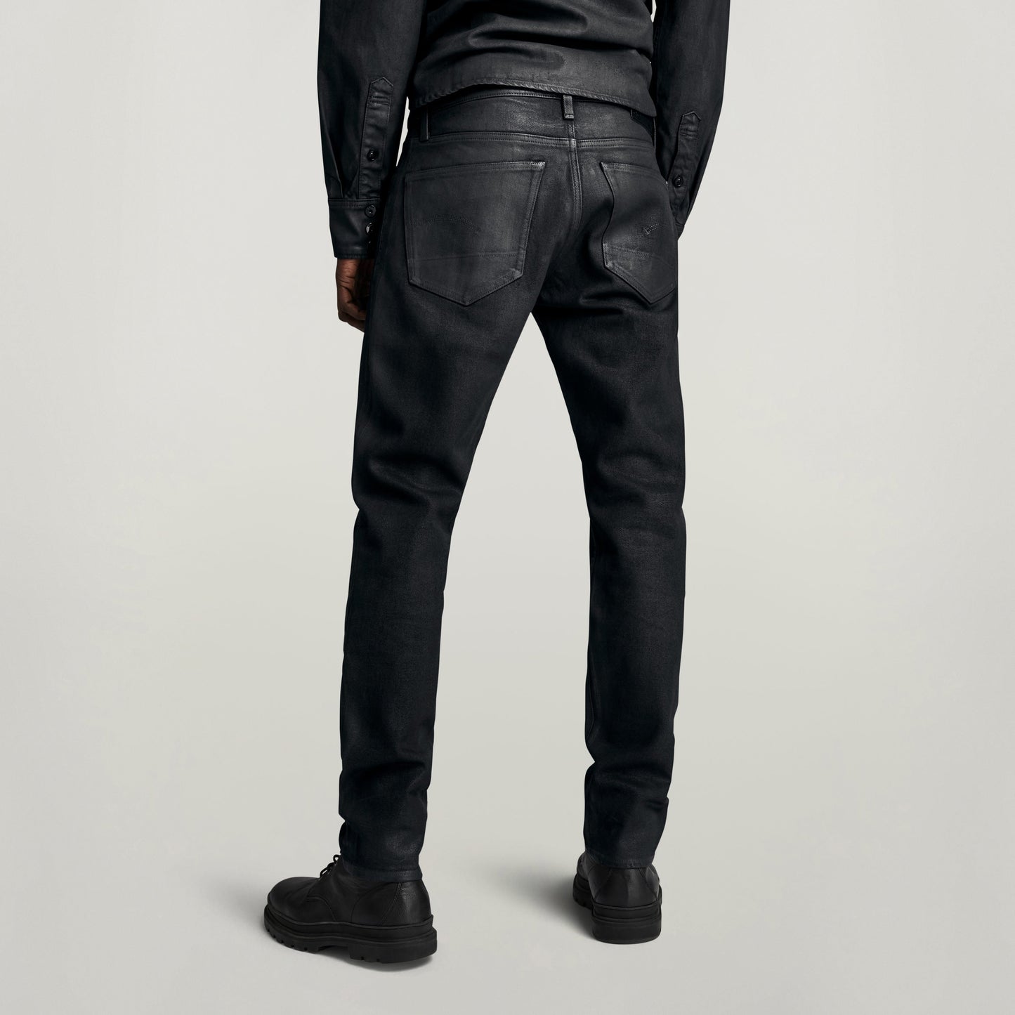 Modelo vistiendo los G-Star 3301 slim jeans desde atrás, mostrando su diseño moderno y ajuste estilizado.