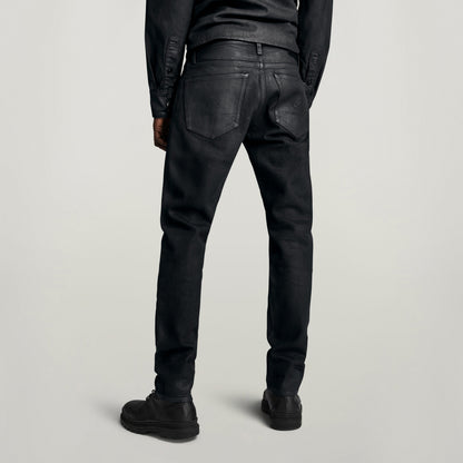 Modelo vistiendo los G-Star 3301 slim jeans desde atrás, mostrando su diseño moderno y ajuste estilizado.