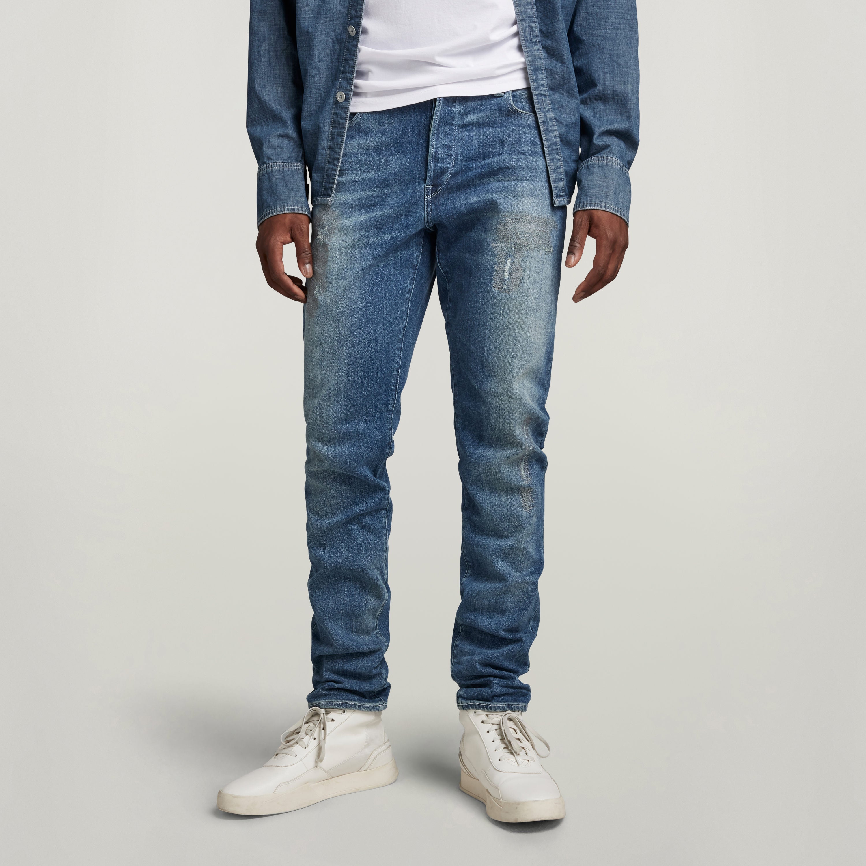 G-Star 3301 Slim jeans worn by a model, showcasing a classic five-pocket design and slim fit.