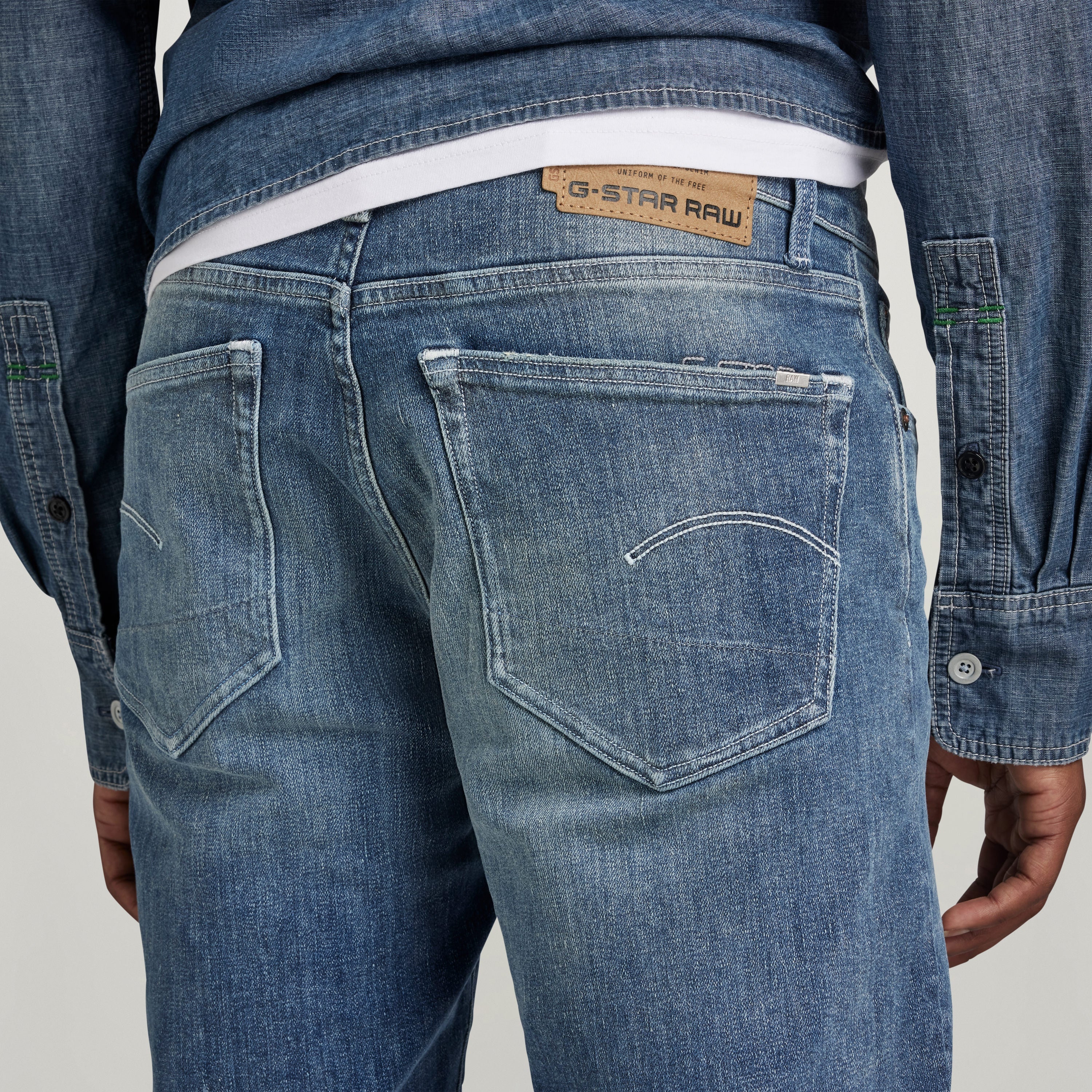 Vista trasera de los jeans G-Star 3301 Slim mostrando el diseño y los bolsillos.
