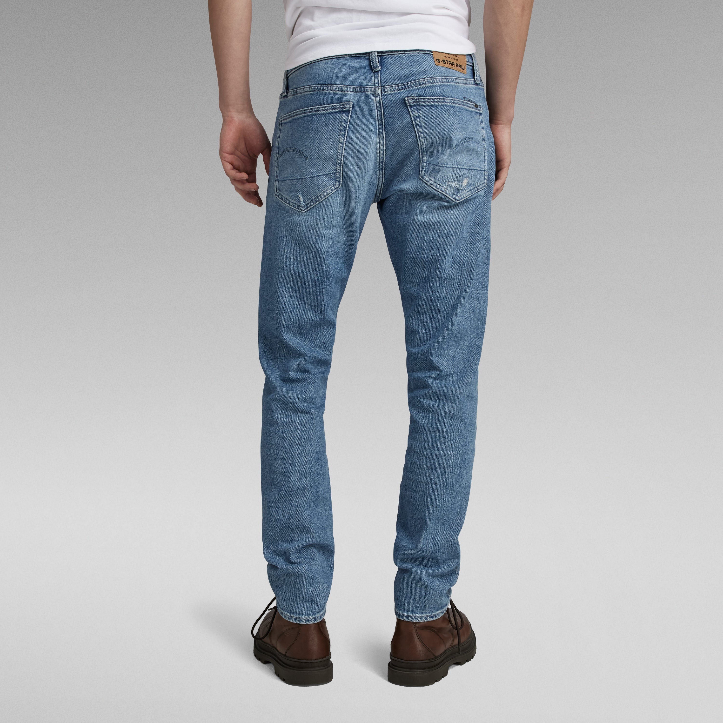 Modelo masculino usando G-Star 3301 slim jeans desde atrás, mostrando la forma y diseño del pantalón.