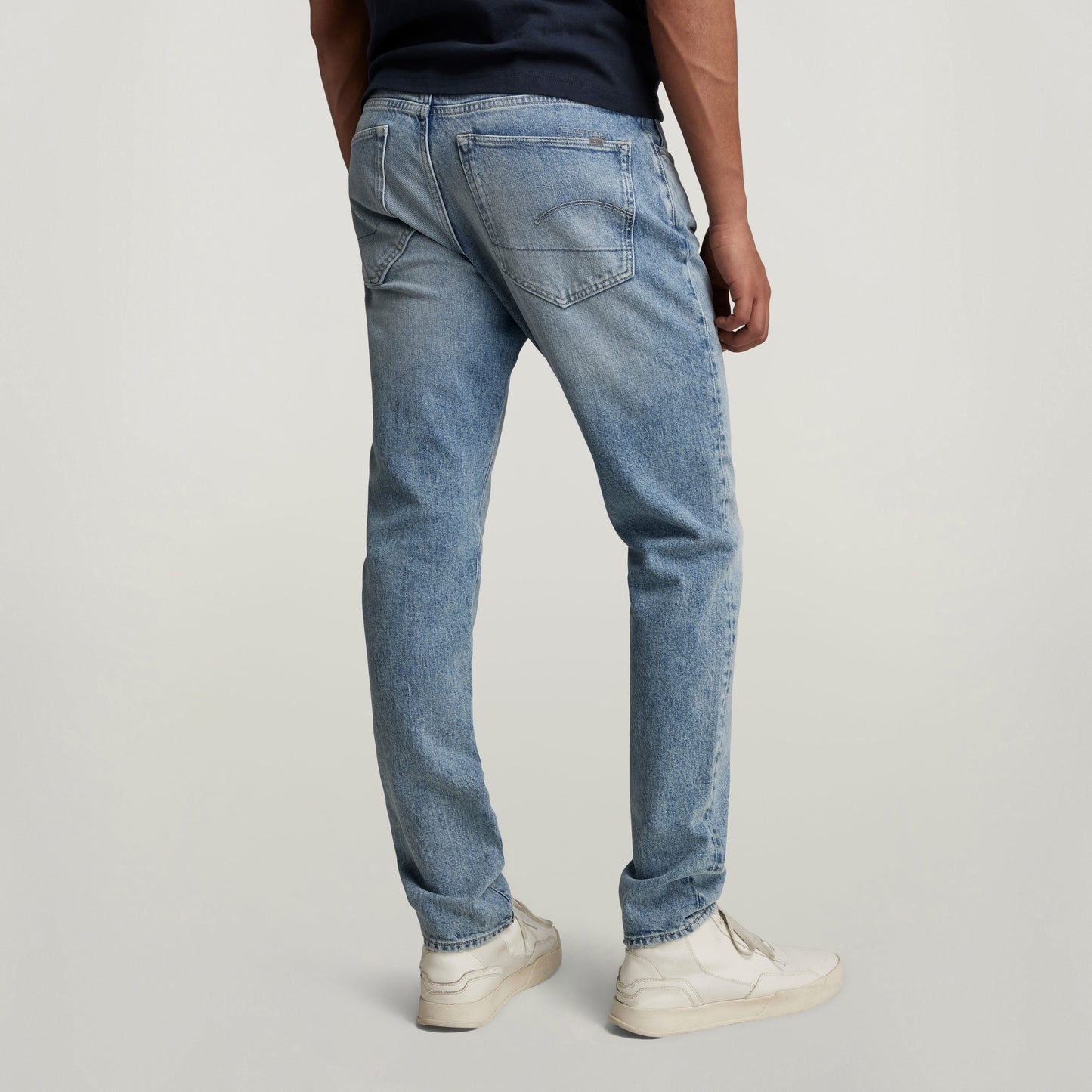 G-Star 3301 slim jeans modelo masculino mostrando vista trasera con color vintage Olympic Blue.