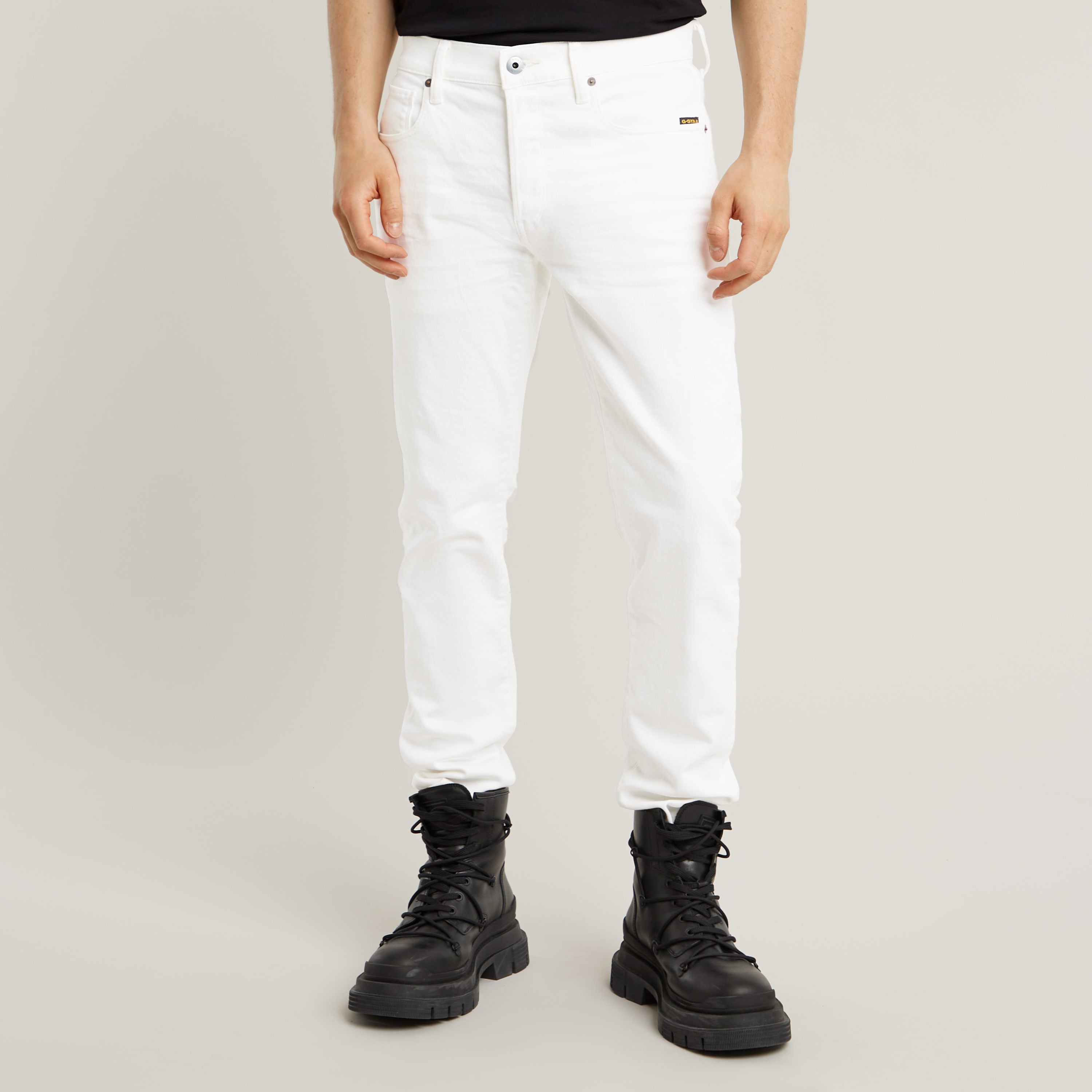 G-Star 3301 Slim jeans in white, featuring five pockets and a slim fit, ideal for a stylish casual look.