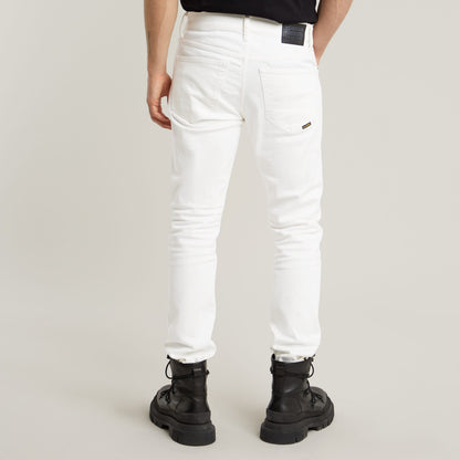 Vista trasera de los jeans G-Star 3301 Slim en color blanco, combinados con botas negras.