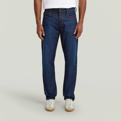 Modelo usando G-Star 3301 Straight jeans de color índigo con camiseta blanca y zapatillas deportivas.