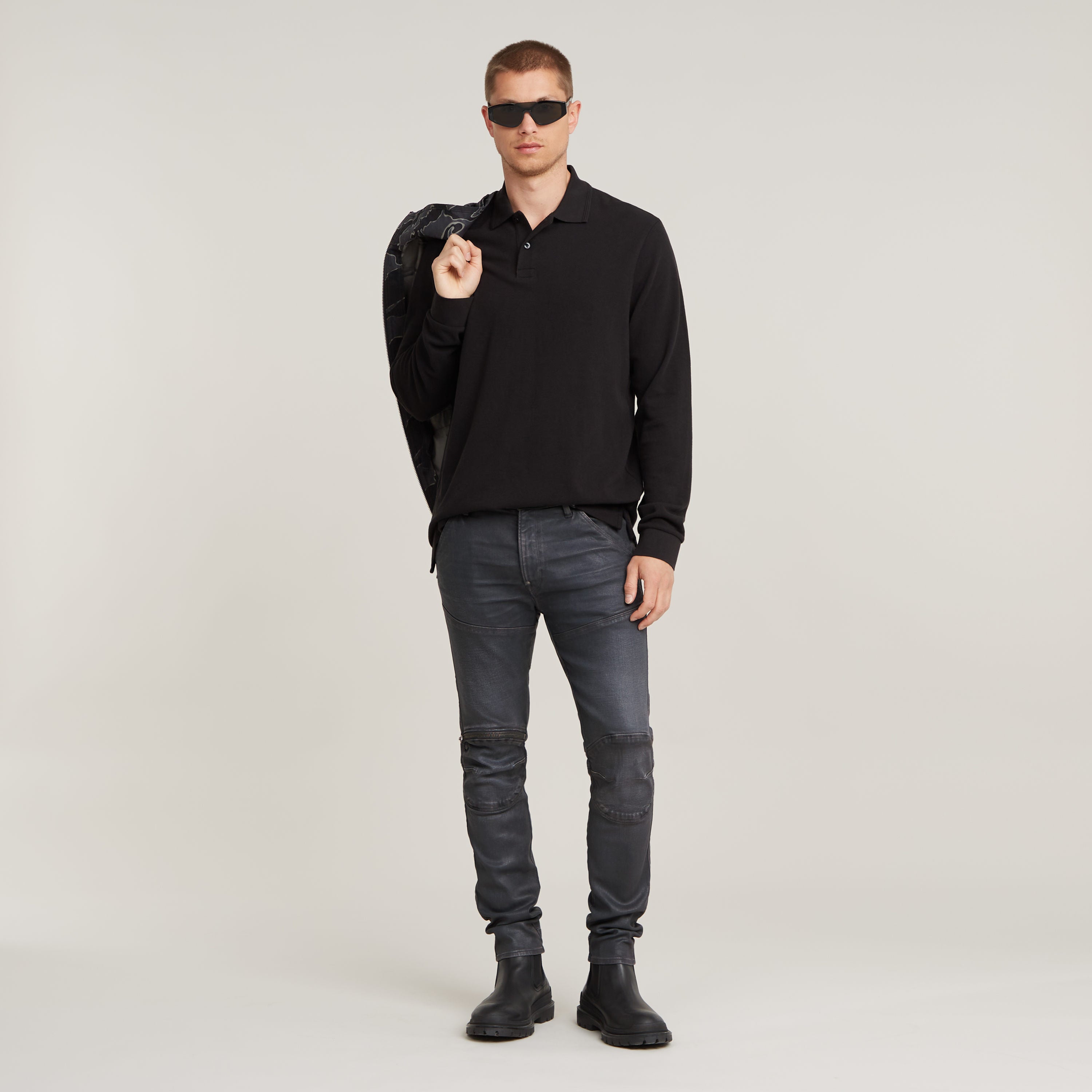 Modelo luciendo jeans 5620 3D zip knee skinny con camiseta negra y gafas de sol.