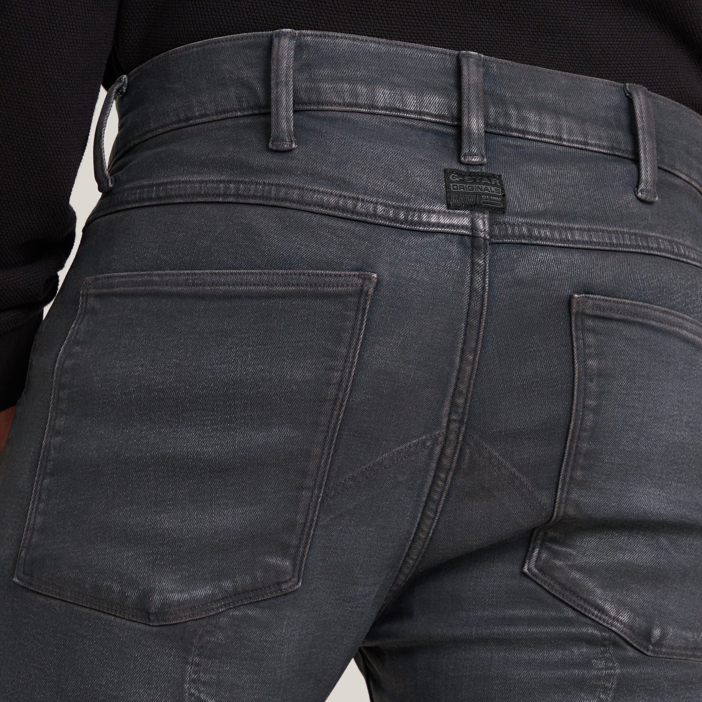 Vista trasera de los jeans 5620 3D Zip Knee Skinny, destacando su diseño moderno y bolsillos.