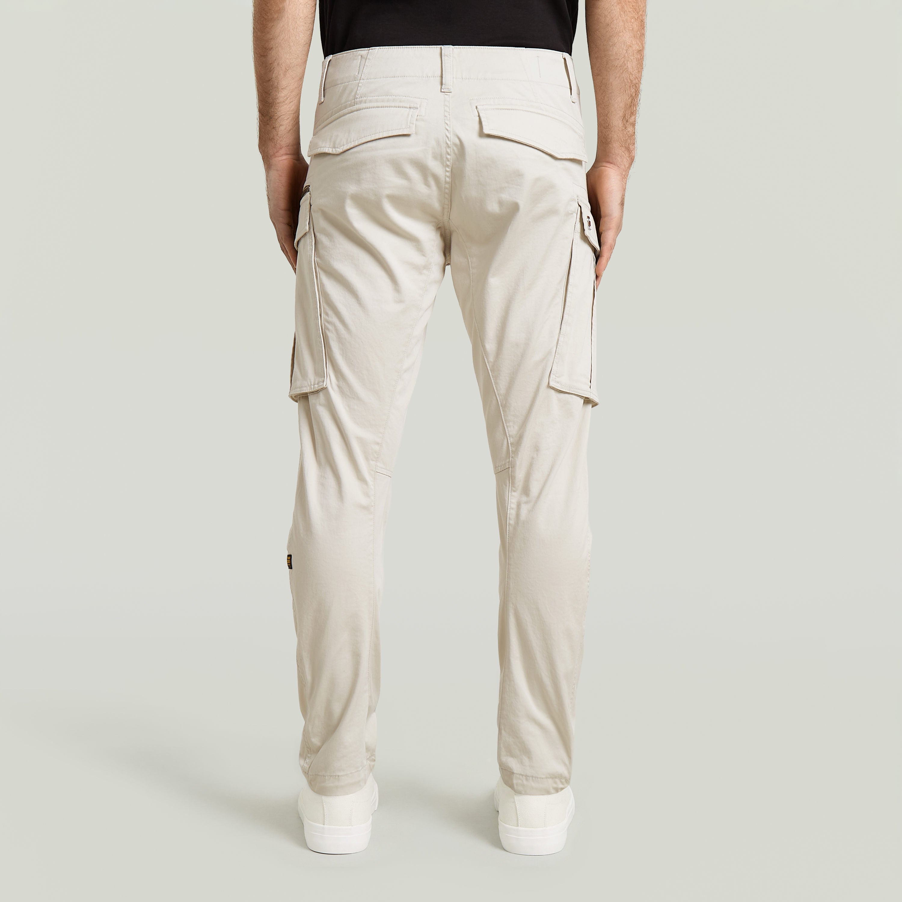 Vista trasera de los pantalones Rovic Zip 3D tapered pants con detalles de costura y bolsillos funcionales.