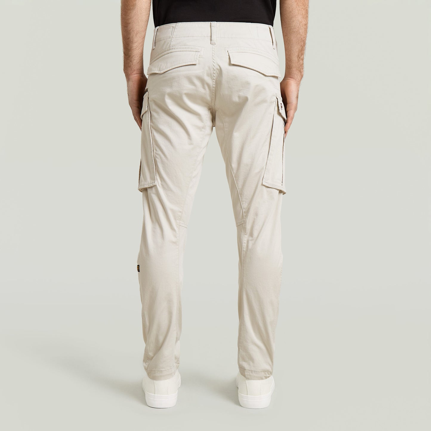 Vista trasera de los pantalones Rovic Zip 3D tapered pants con detalles de costura y bolsillos funcionales.