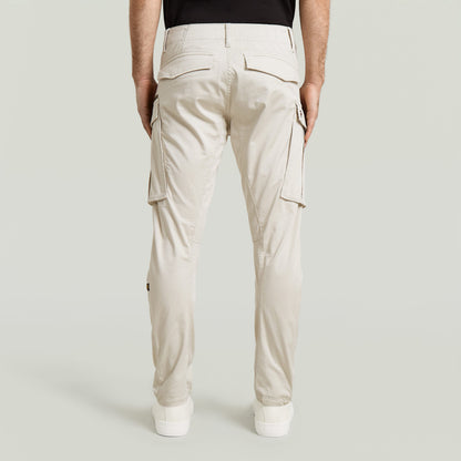 Vista trasera de los pantalones Rovic Zip 3D tapered pants con detalles de costura y bolsillos funcionales.
