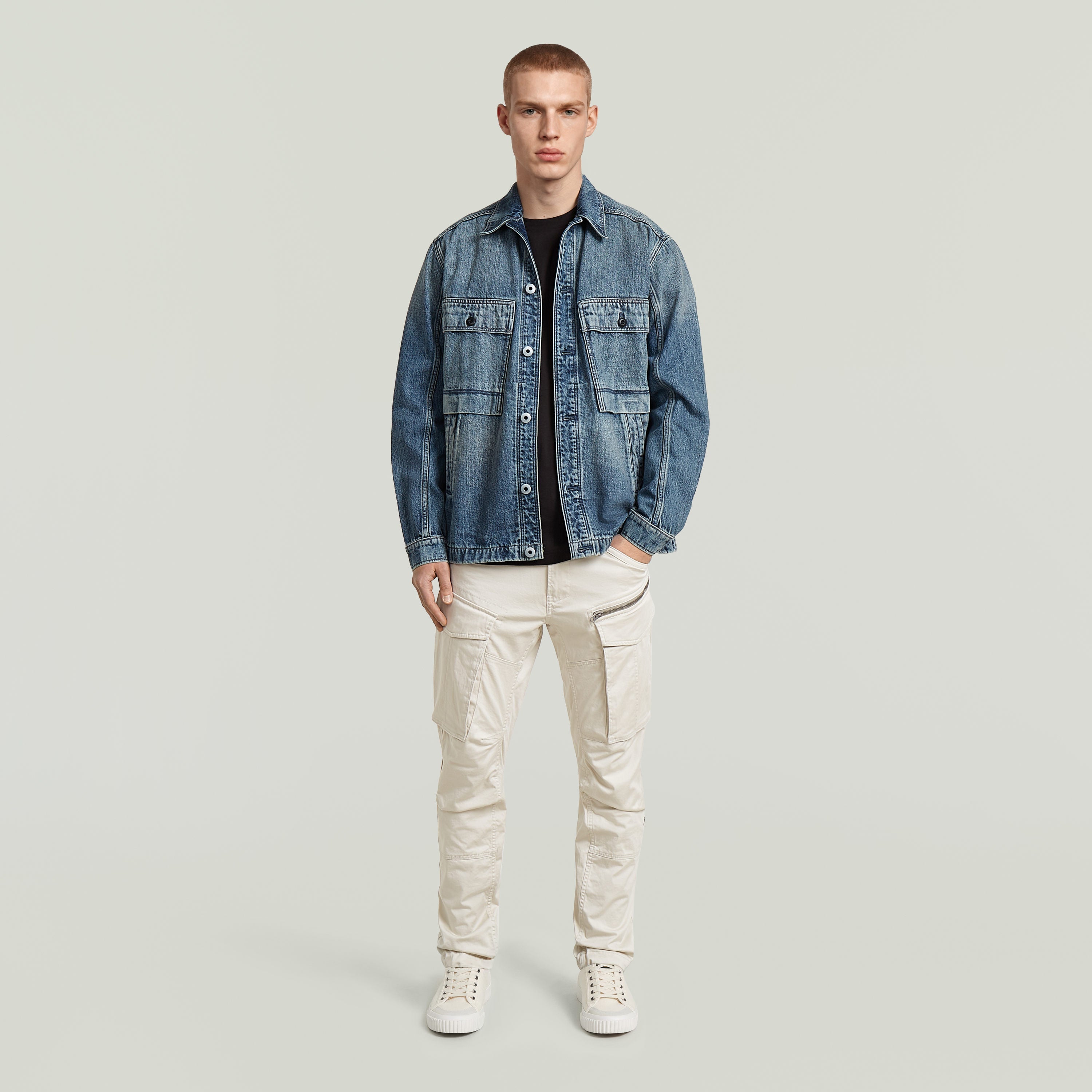 Modelo vistiendo Pantalones Rovic Zip 3D Regular Tapered junto a una chaqueta de mezclilla.