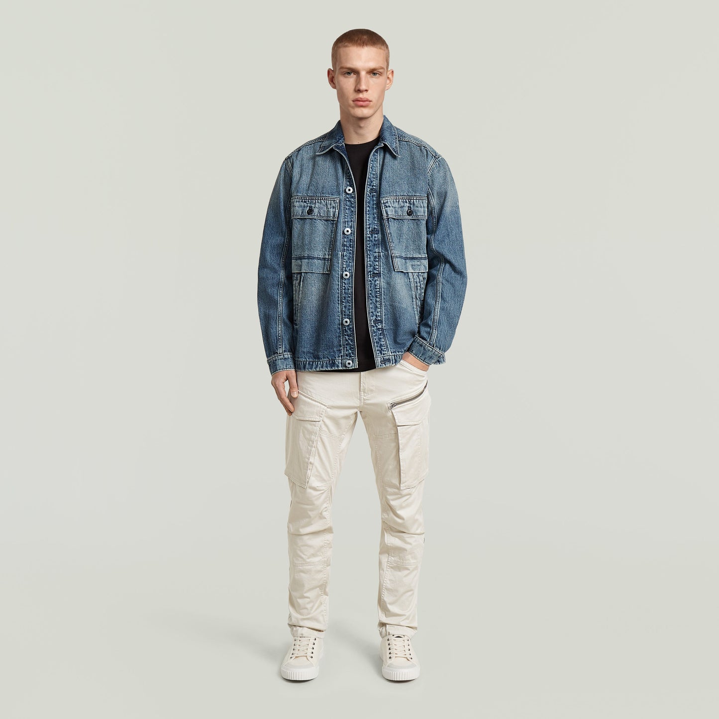 Modelo vistiendo Pantalones Rovic Zip 3D Regular Tapered junto a una chaqueta de mezclilla.