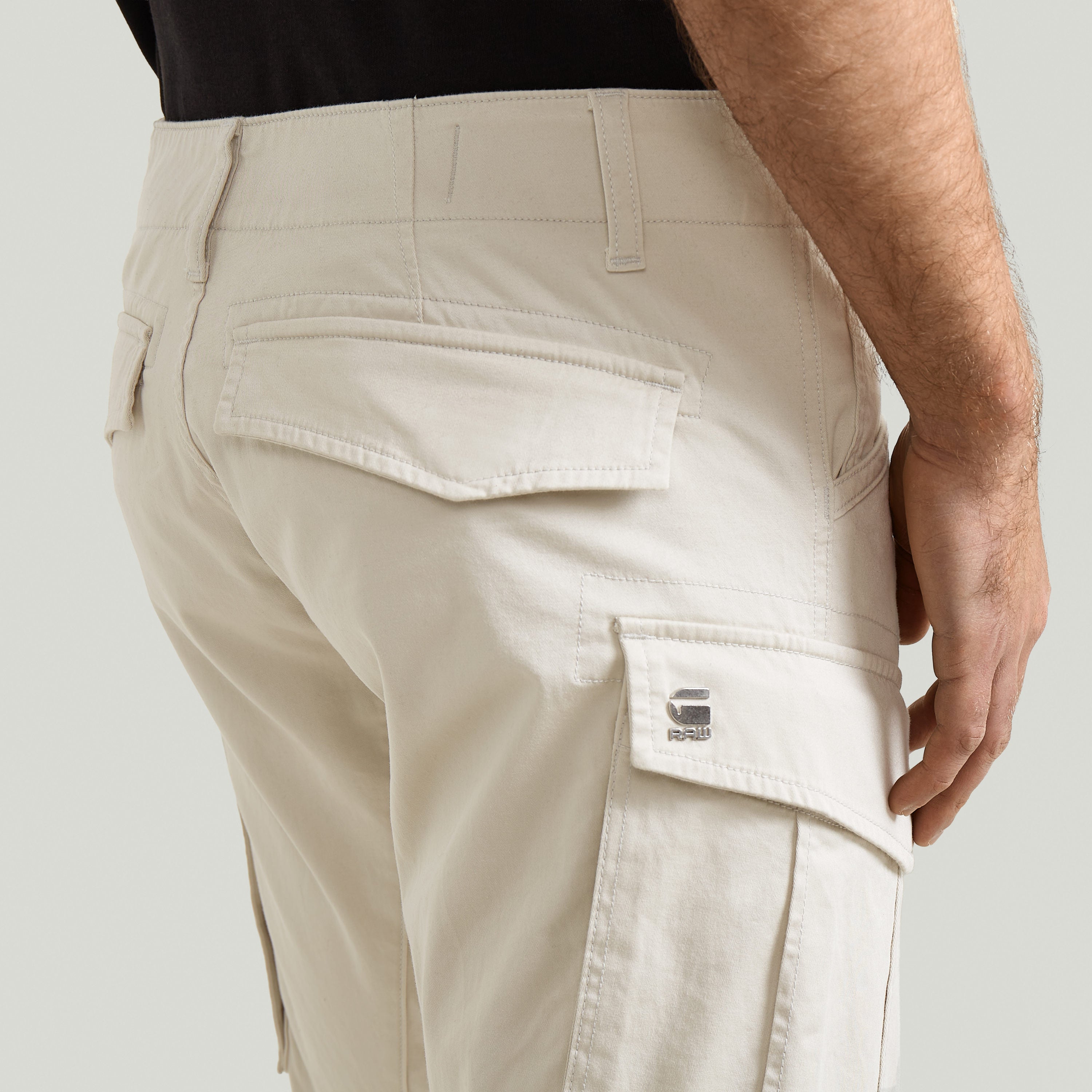 Parte trasera de los Pantalones Rovic Zip 3D tapered pants en color beige, destacando bolsillos y ajuste moderno.