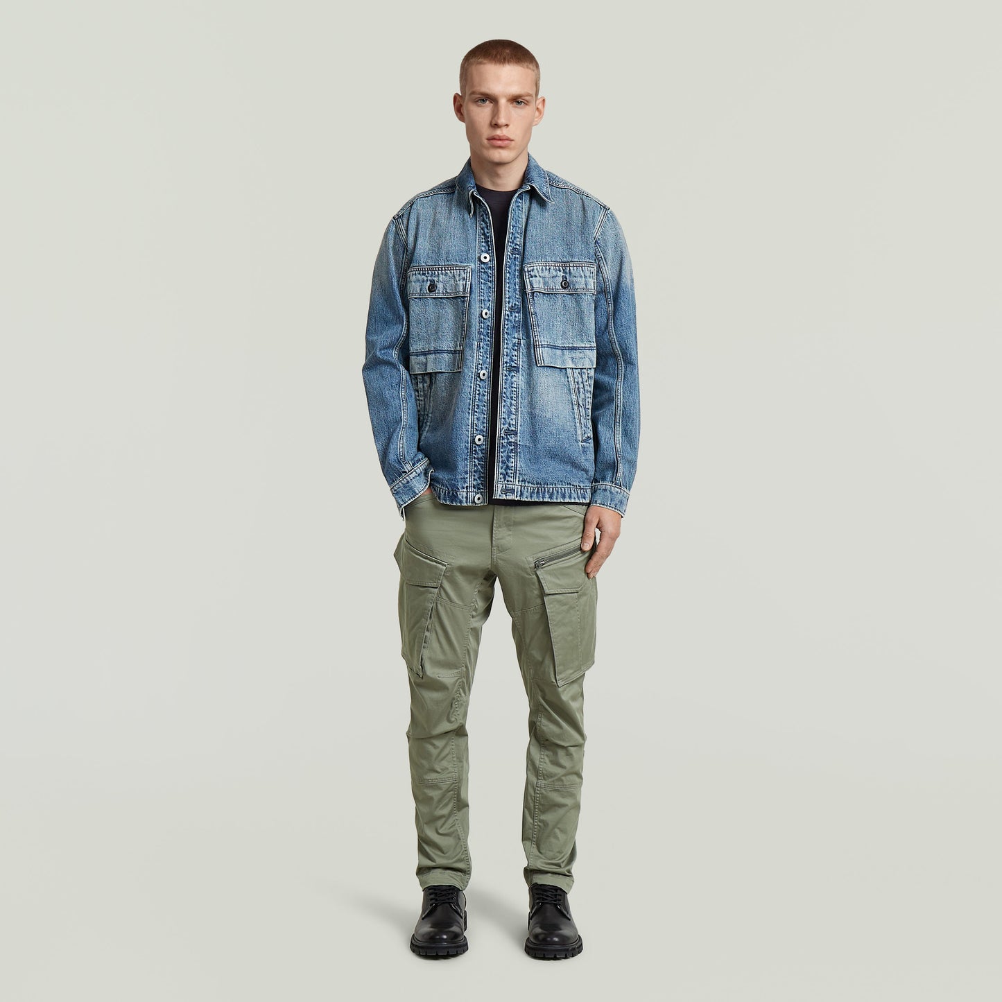 Modelo masculino vistiendo pantalones Rovic Zip 3D tapered pants con chaqueta de mezclilla.