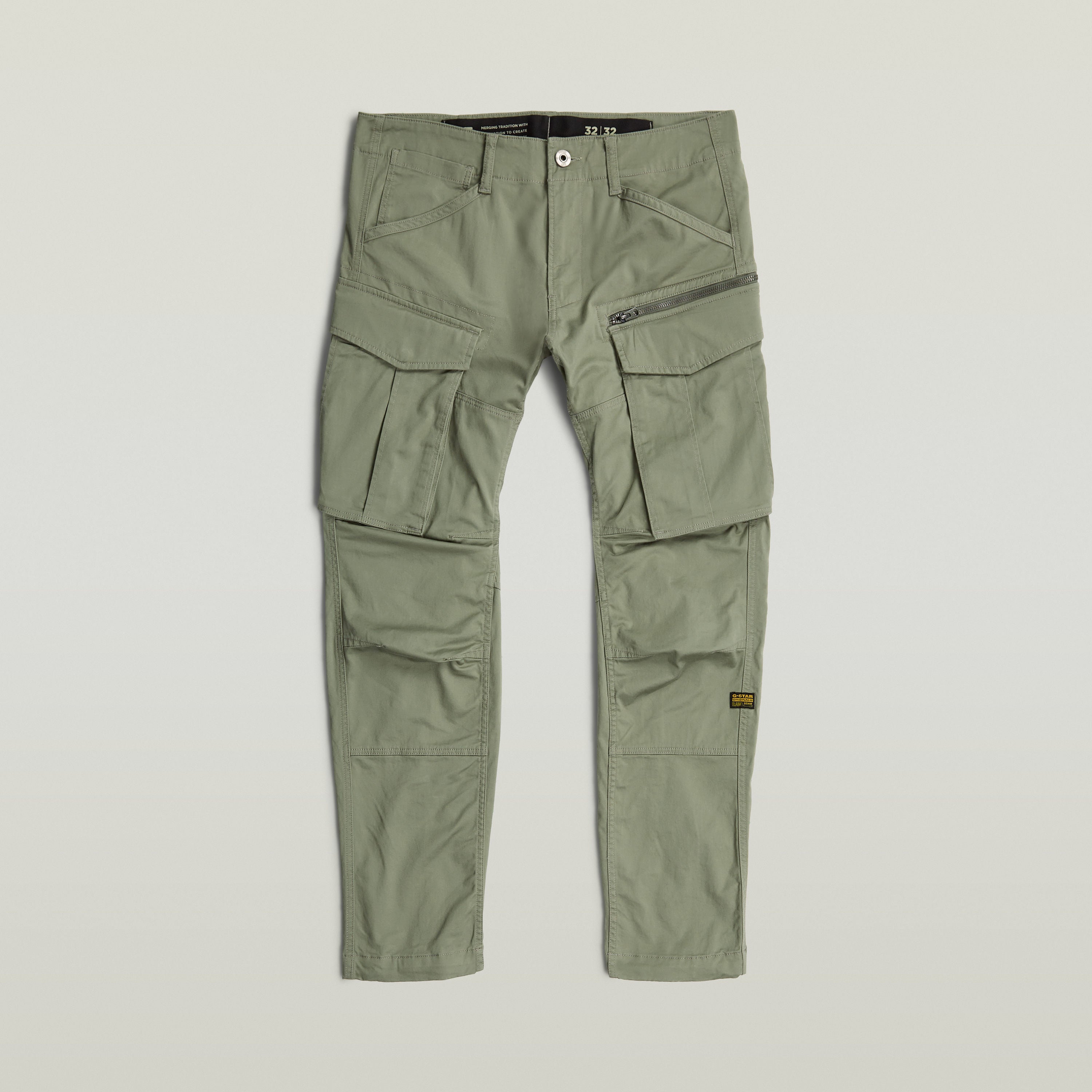 Pantalones Rovic Zip 3D Regular Tapered de color verde con múltiples bolsillos y cierre de cremallera.