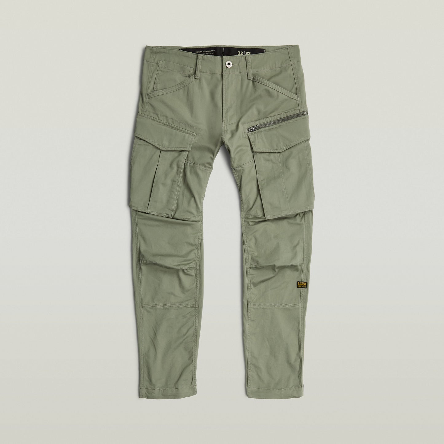 Pantalones Rovic Zip 3D Regular Tapered de color verde con múltiples bolsillos y cierre de cremallera.