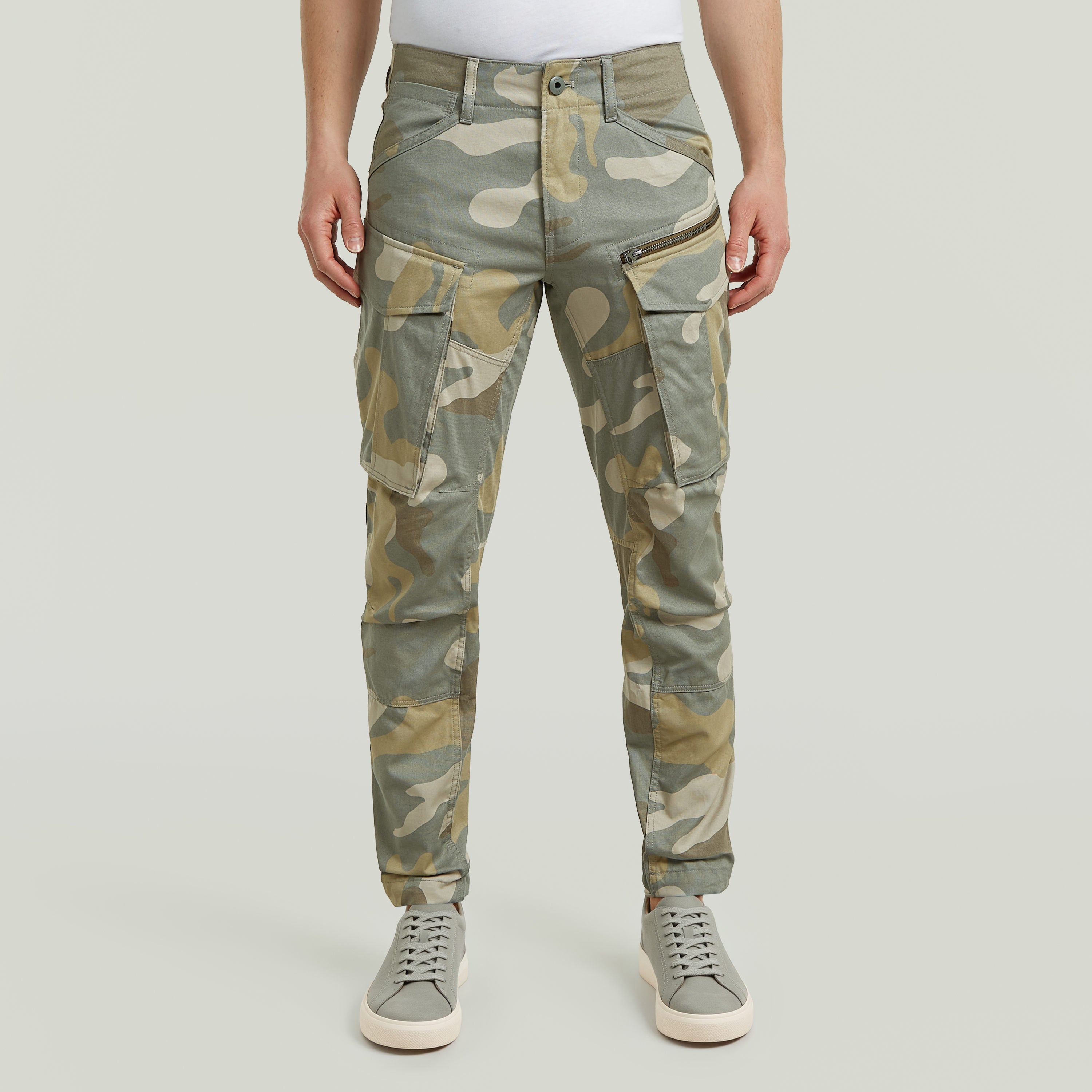 Pantalones Rovic Zip 3D tapered pants en patrón de camuflaje con bolsillos funcionales y ajuste regular.