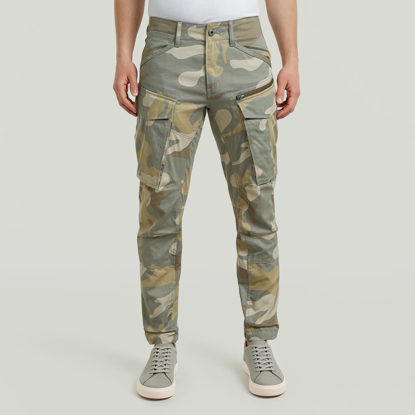 Pantalones Rovic Zip 3D tapered pants en patrón de camuflaje con bolsillos funcionales y ajuste regular.