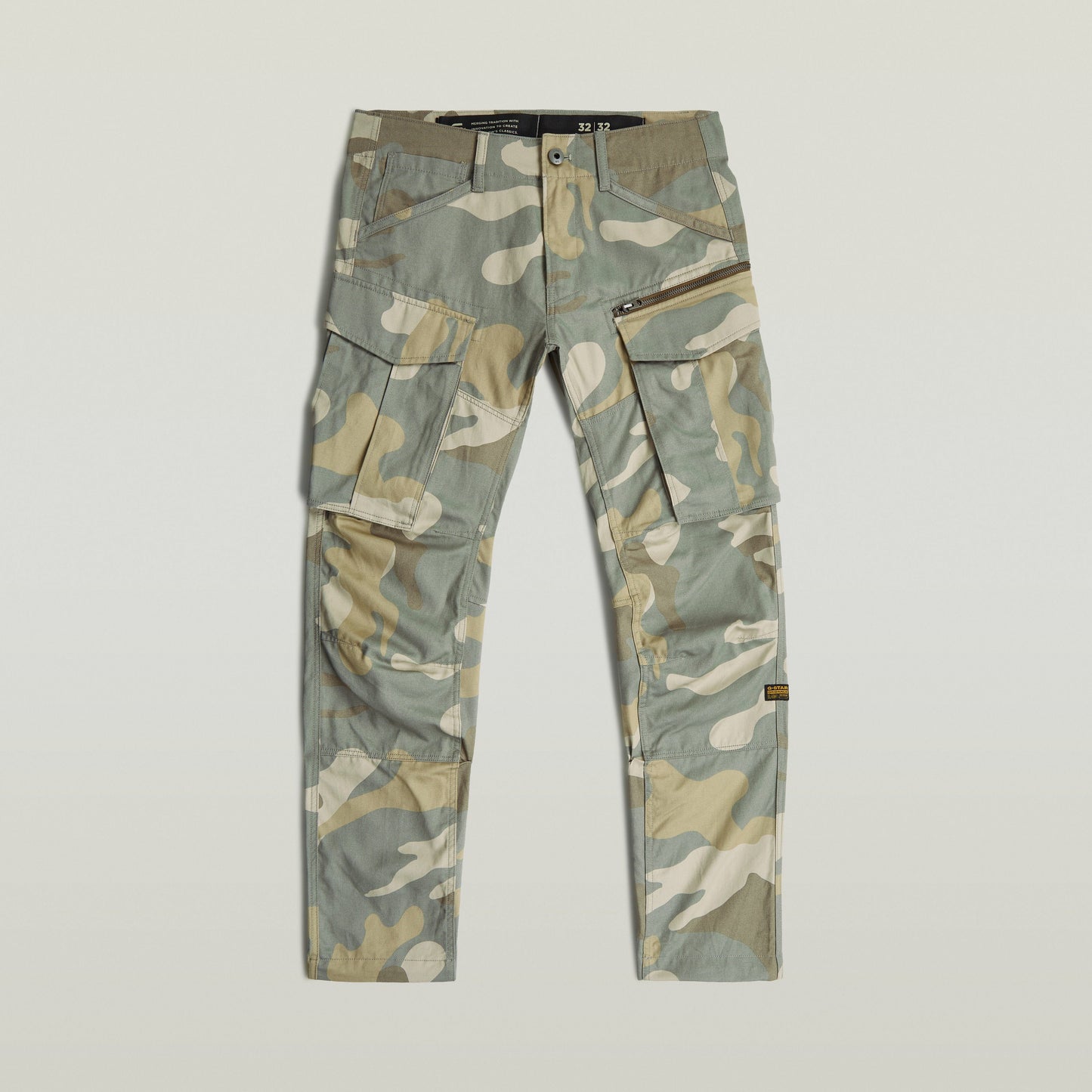 Pantalones Rovic Zip 3D Regular Tapered de camuflaje, diseño ajustado y funcional. Rovic Zip 3D tapered pants.