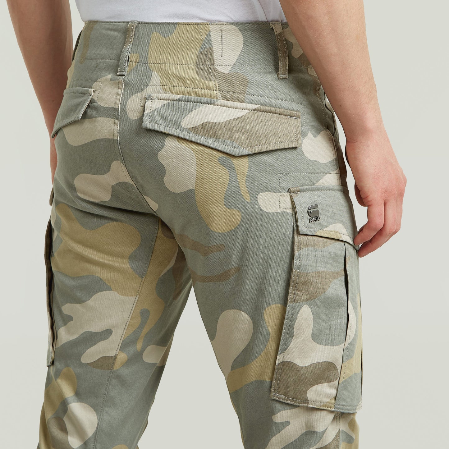 Rovic Zip 3D tapered pants in camouflage with functional pockets and adjustable ankle cuffs.