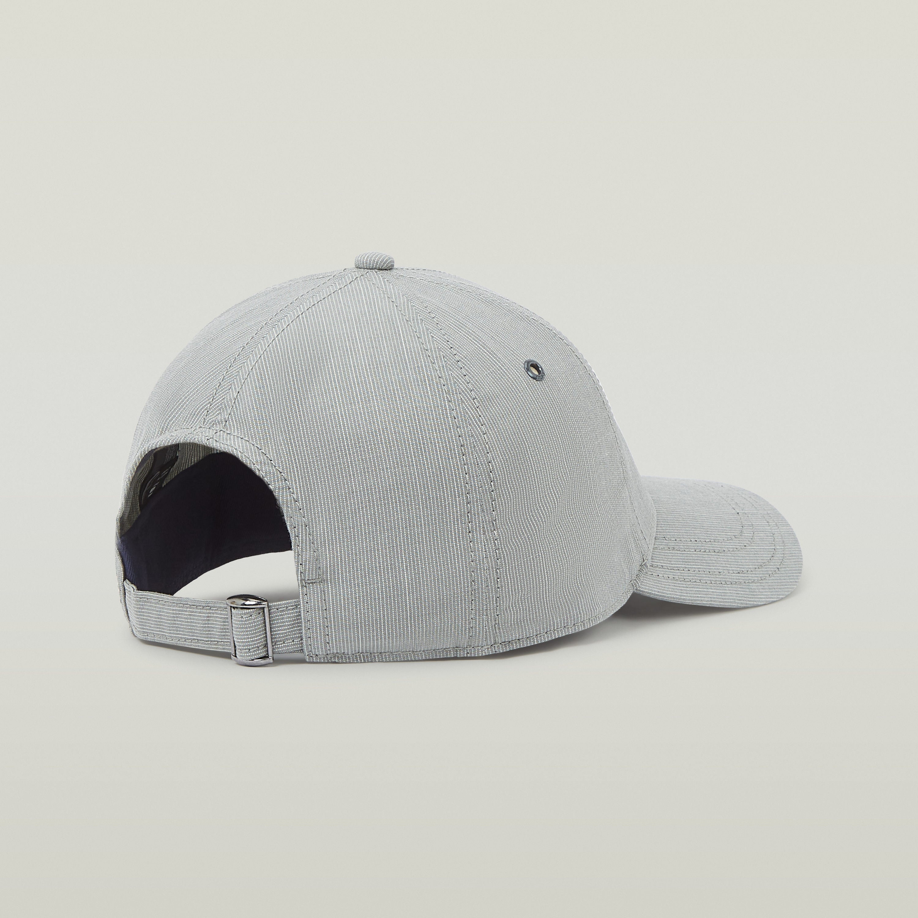 Gorra G-STAR Originals en color gris con visera curvada y ajuste trasero, vista lateral.