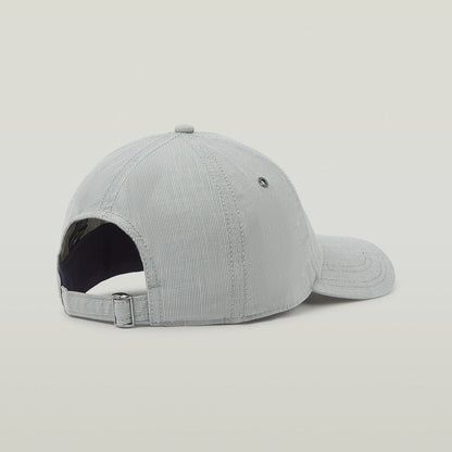 Gorra G-STAR Originals en color gris con visera curvada y ajuste trasero, vista lateral.