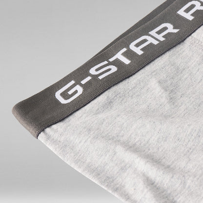 Cinturilla de los clásicos bóxers G Star en gris con logotipo en blanco sobre fondo gris claro.