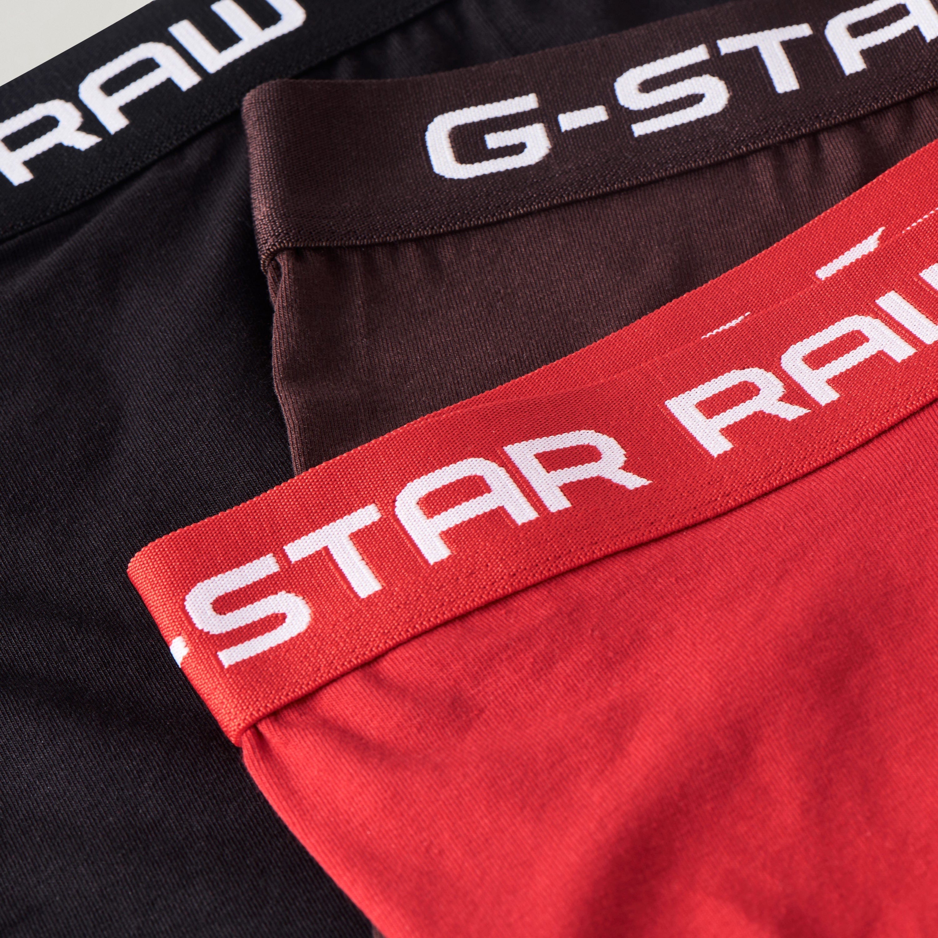 calzoncillos elásticos Classic Color paquete de tres en colores negro, burdeos y rojo con logotipo G-STAR RAW.