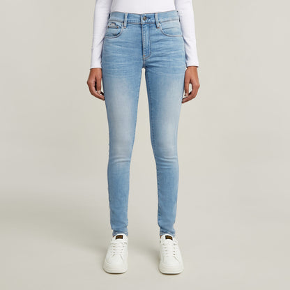 Mujer usando 3301 skinny jeans azules claros, obteniendo un look moderno y cómodo.