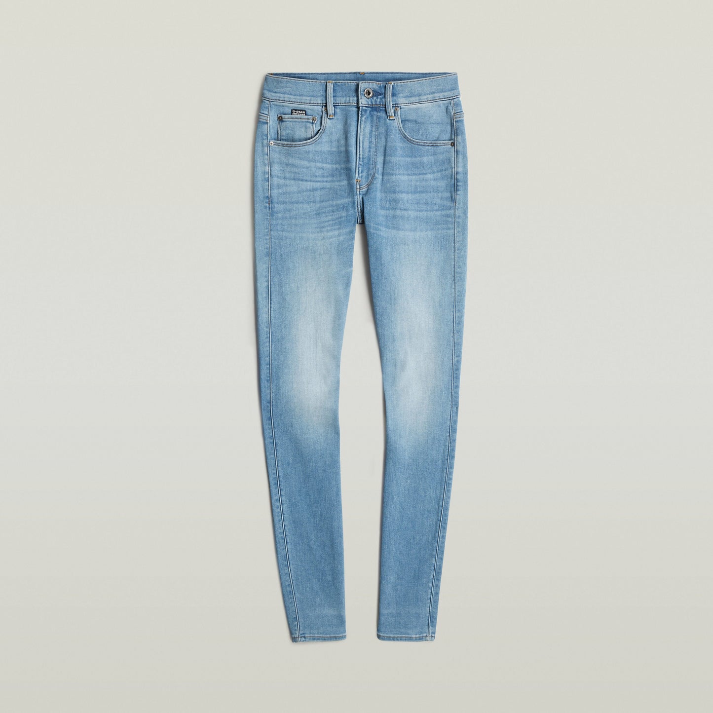 Jeans 3301 Skinny en tono azul claro, corte pitillo y construcción clásica, ideales para el armario diario.