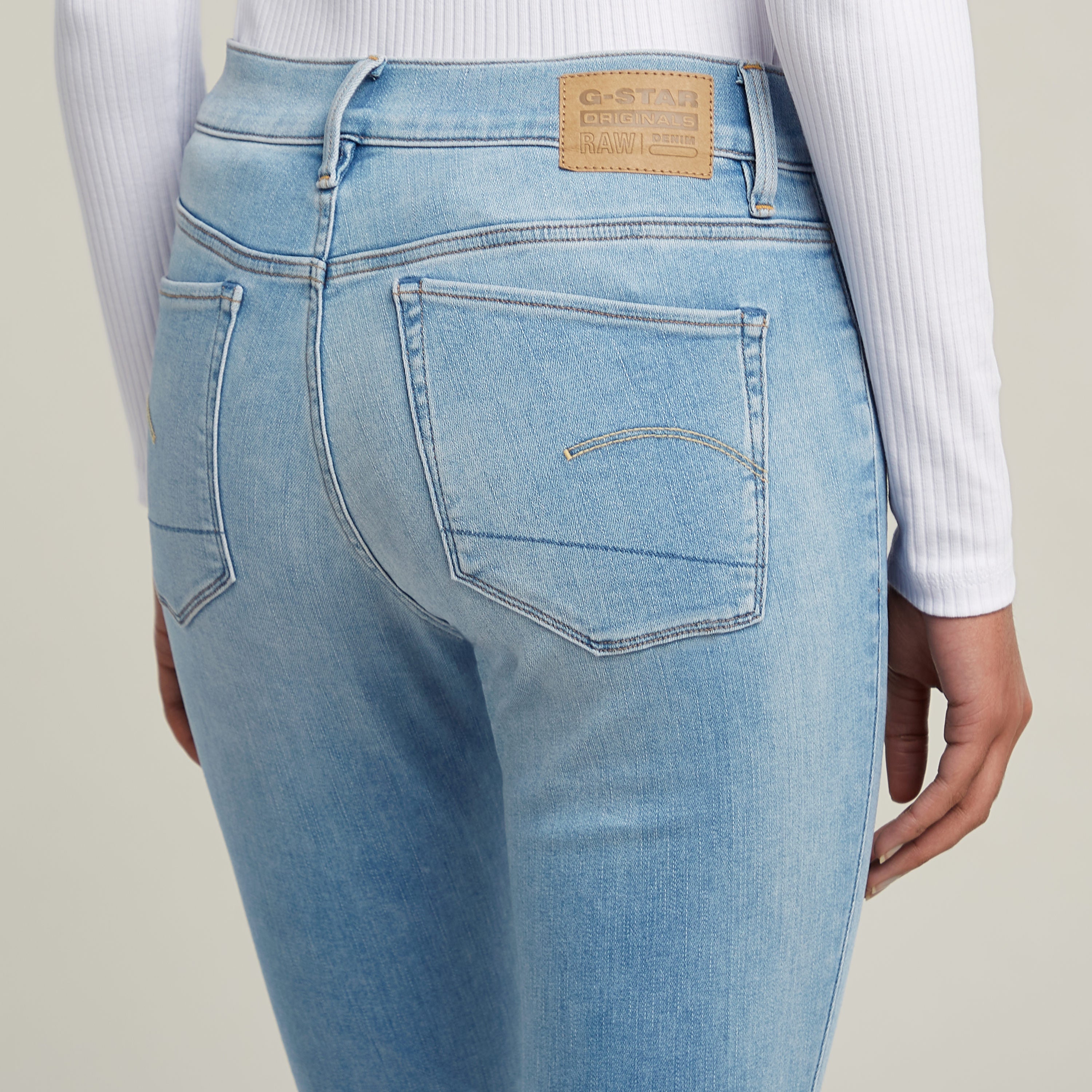 Vista trasera de los jeans 3301 skinny, resaltando su corte pitillo y etiqueta de la marca en tono índigo.