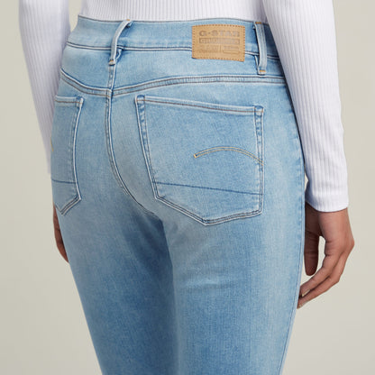 Vista trasera de los jeans 3301 skinny, resaltando su corte pitillo y etiqueta de la marca en tono índigo.