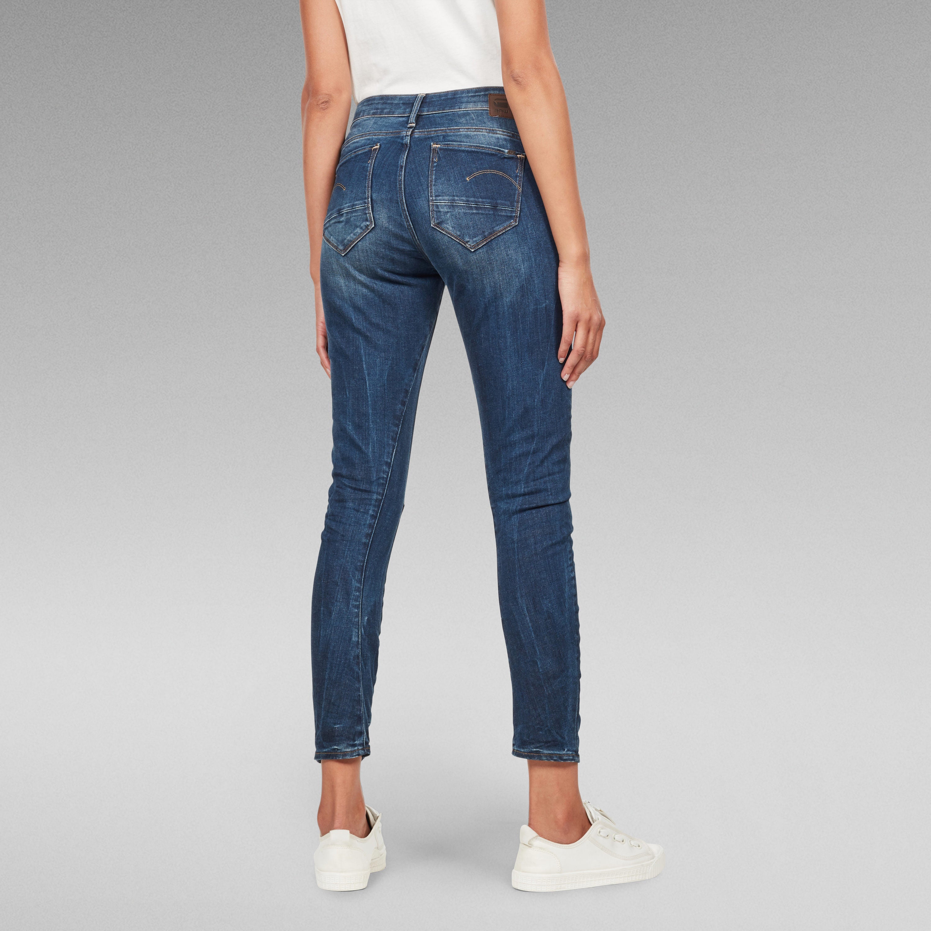 Modelo usando arc skinny jeans de denim anatómico, vista trasera mostrando el corte pitillo y detalles en las costuras.
