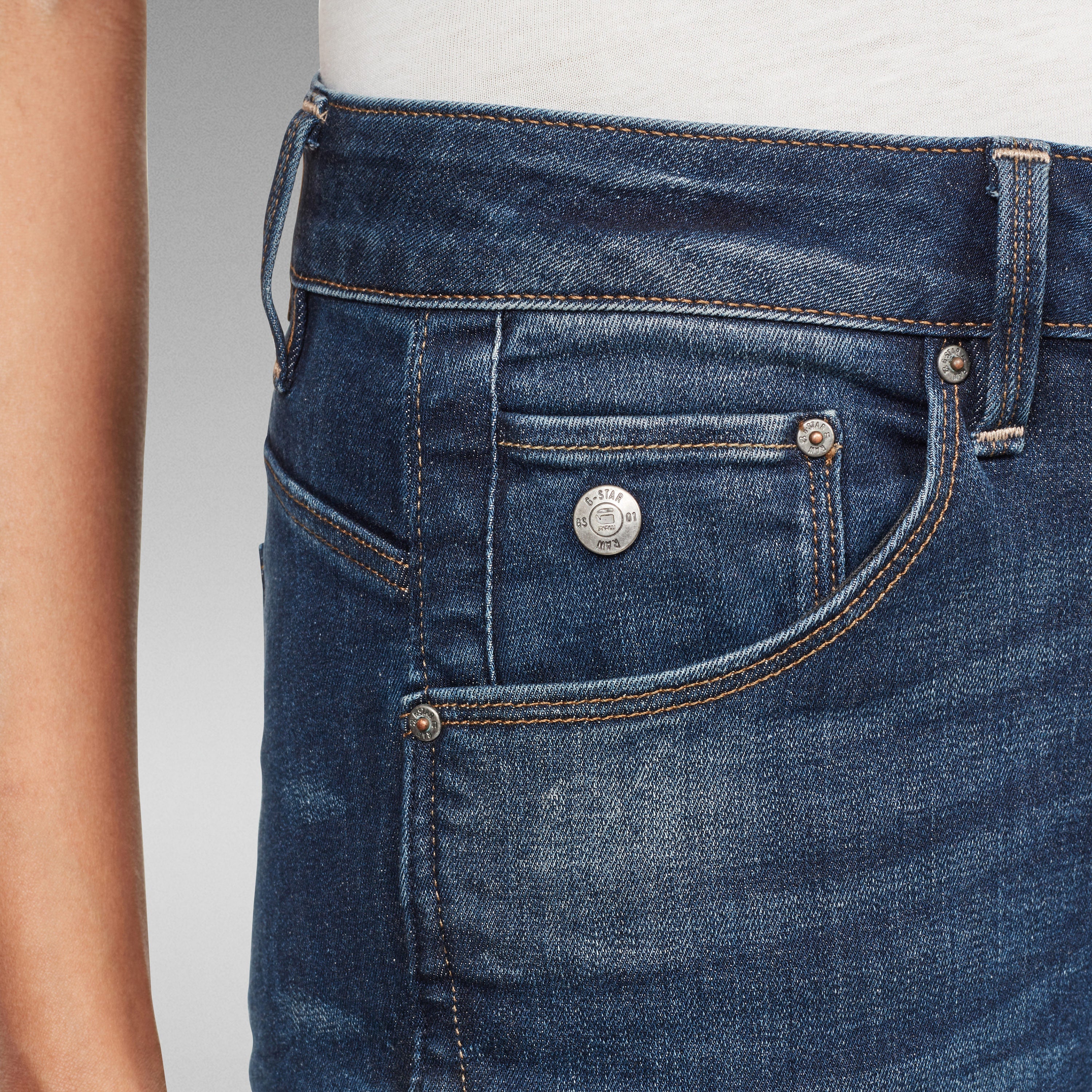 Detalle de los jeans Arc Skinny, con costura especial y botón metálico en el bolsillo.