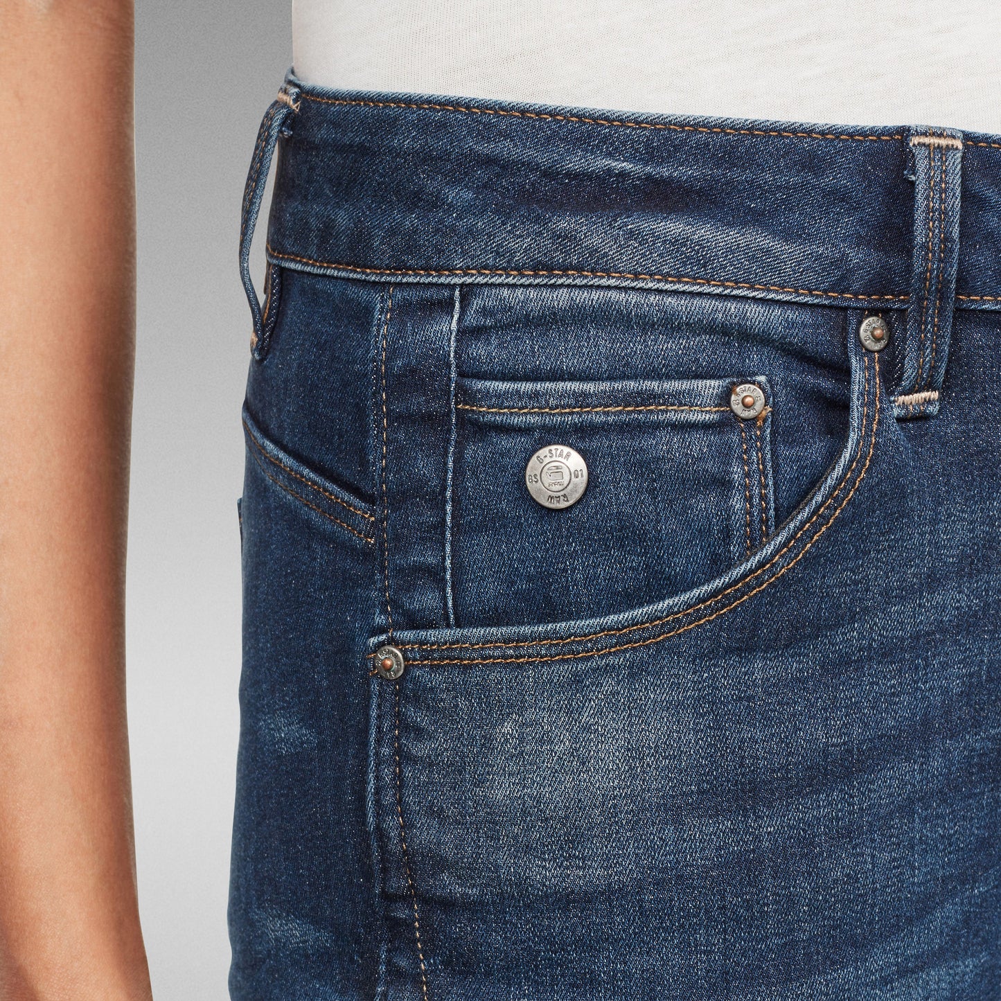 Detalle de los jeans Arc Skinny, con costura especial y botón metálico en el bolsillo.