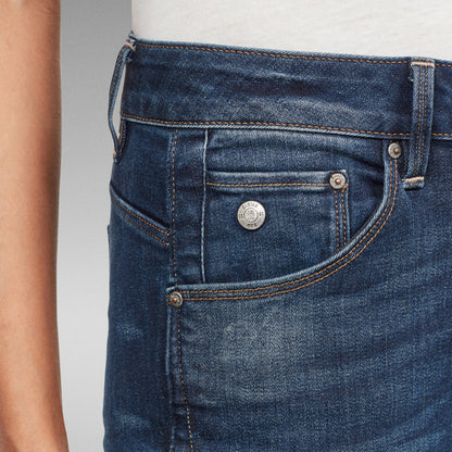 Detalle de los jeans Arc Skinny, con costura especial y botón metálico en el bolsillo.