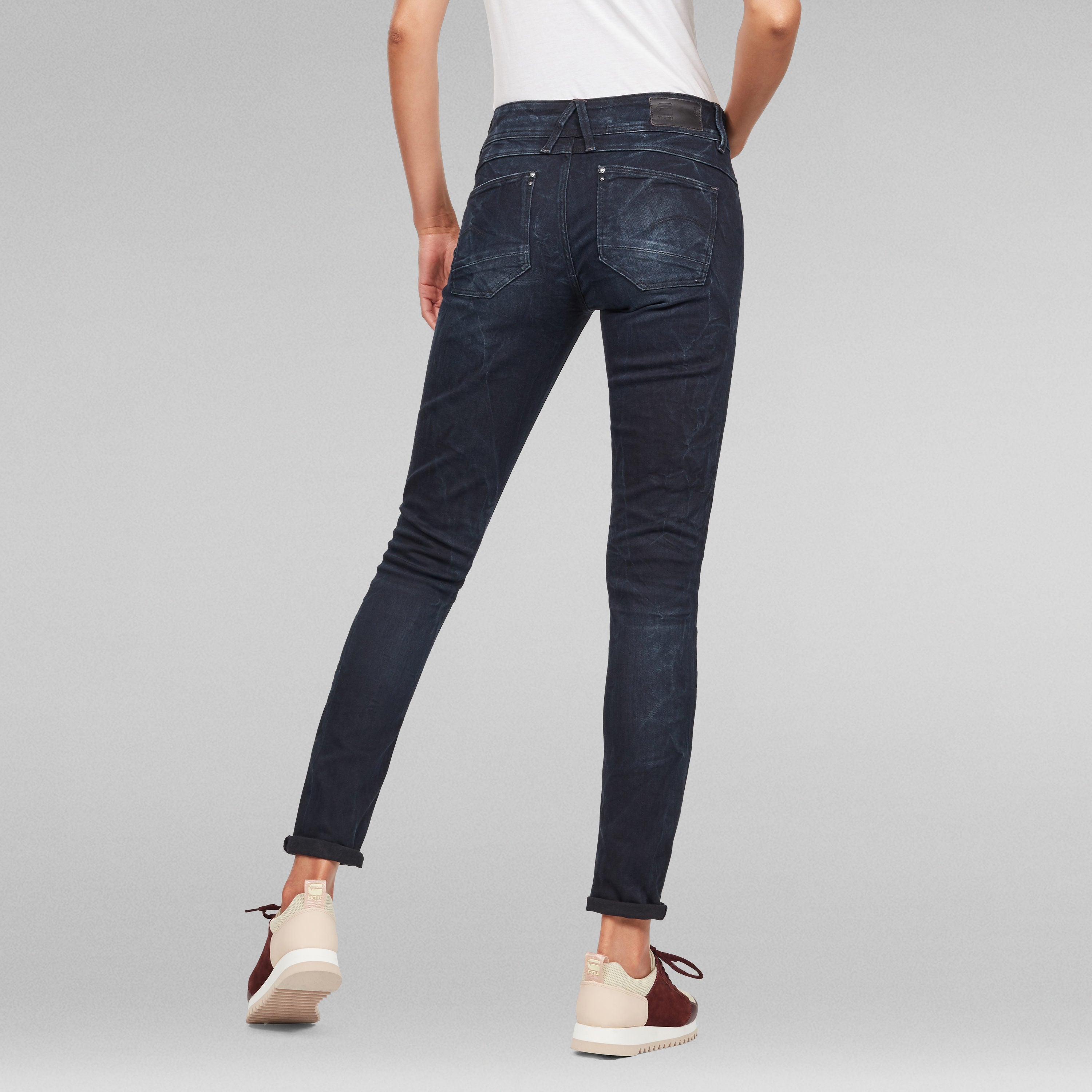 Mujer usando jeans Lynn Super Skinny, mostrando la parte trasera de los super skinny jeans for women.
