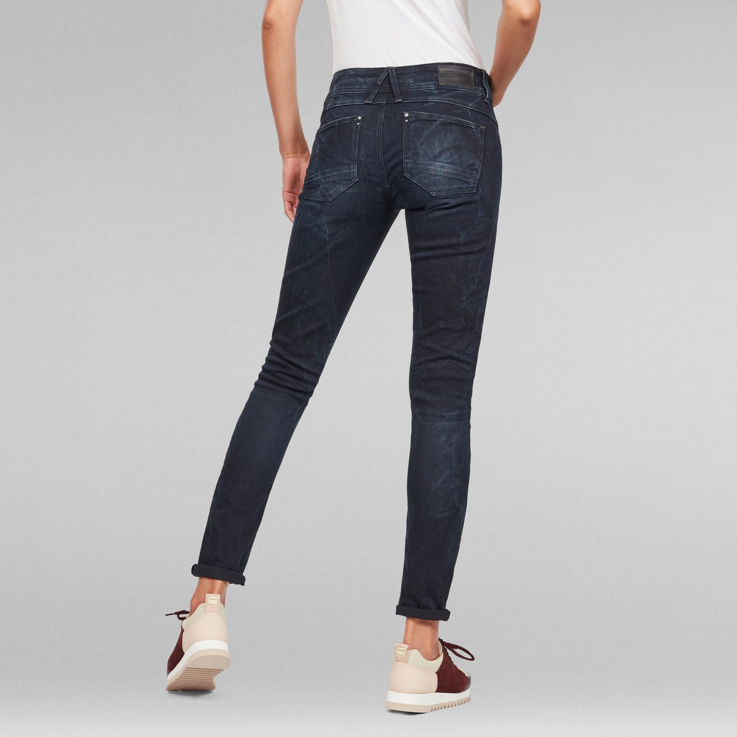 Mujer usando jeans Lynn Super Skinny, mostrando la parte trasera de los super skinny jeans for women.